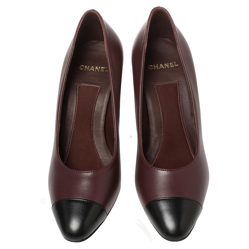 Chanel Black/Burgundy Leather CC Pearl Embellished Heel Pumps Size 36.5 In New Condition In Dubai, Al Qouz 2