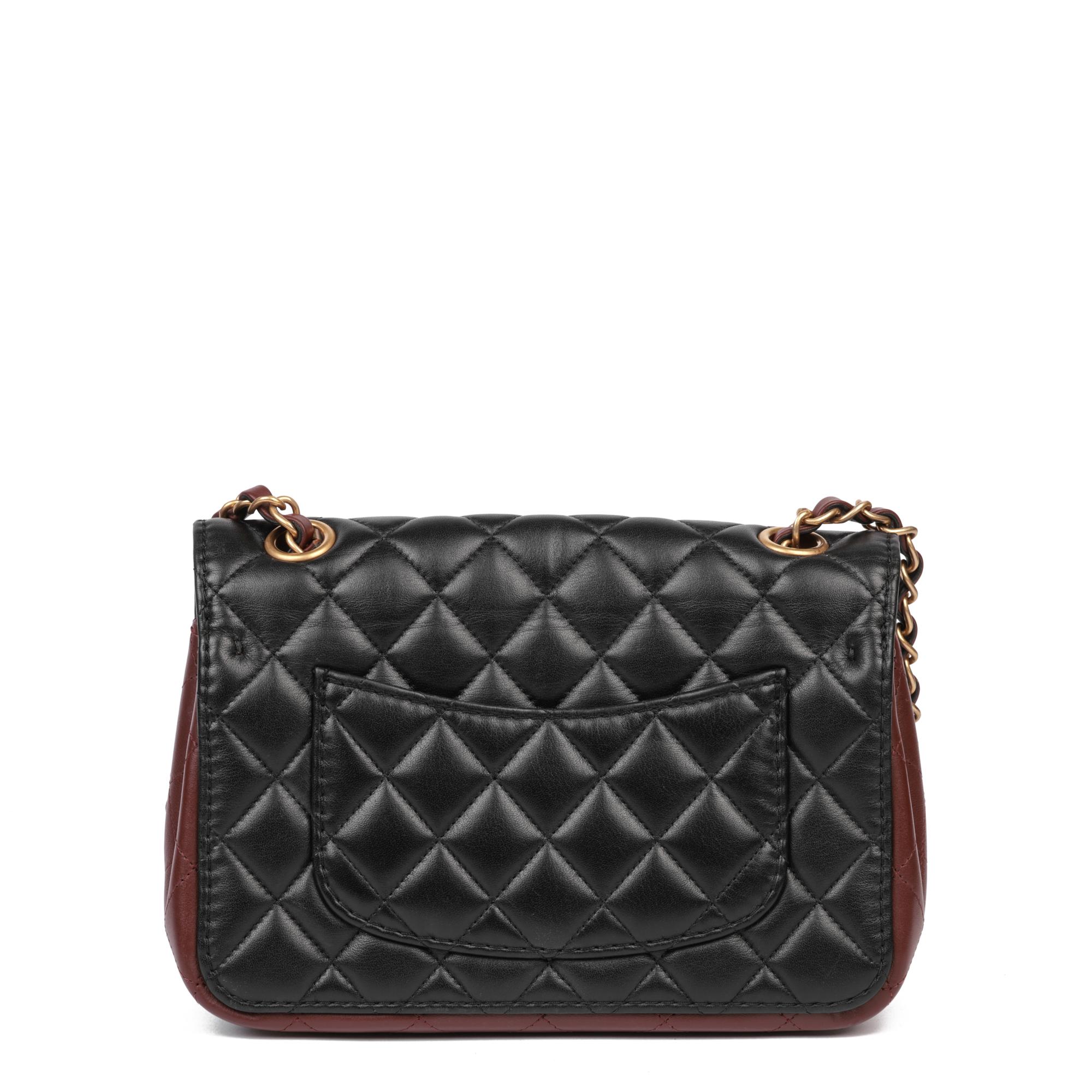 CHANEL Petit sac à rabat classique en cuir d'agneau matelassé noir et bourgogne en vente 1