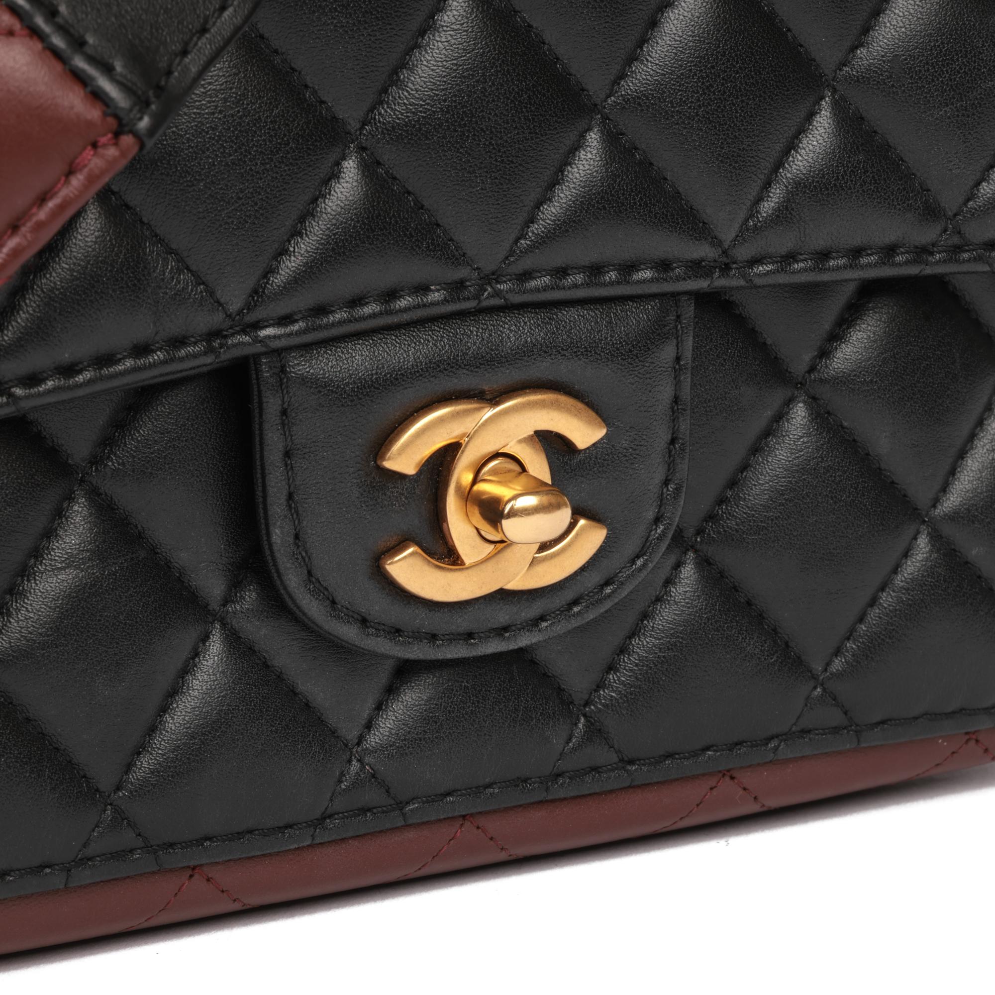 CHANEL Petit sac à rabat classique en cuir d'agneau matelassé noir et bourgogne en vente 3