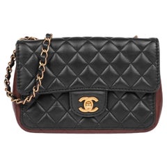CHANEL Nero e Borgogna - Borsa piccola classica con patta singola in pelle d'agnello trapuntata
