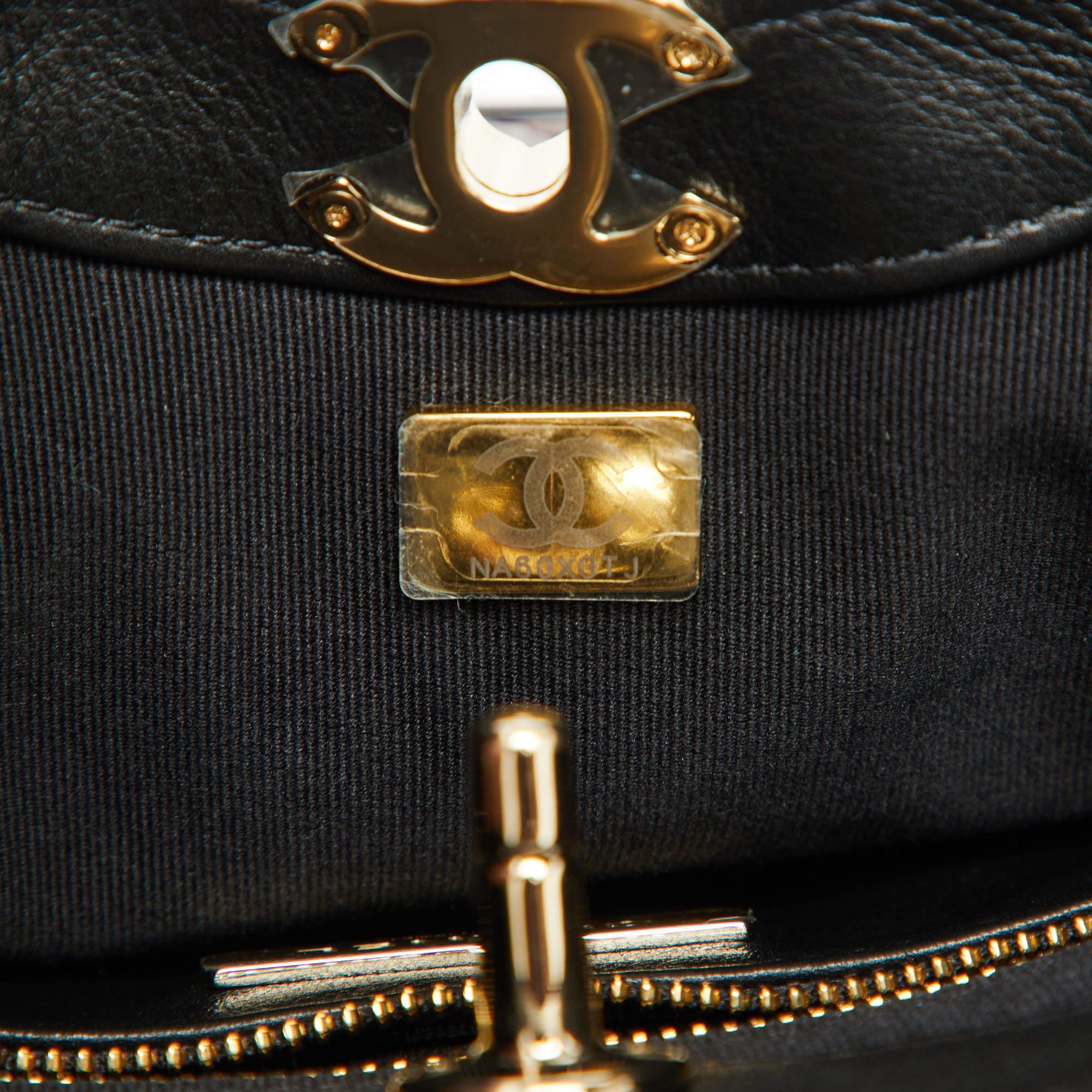 Chanel - Fourre-tout Mini 31 en cuir verni matelassé noir/bordeaux en vente 7