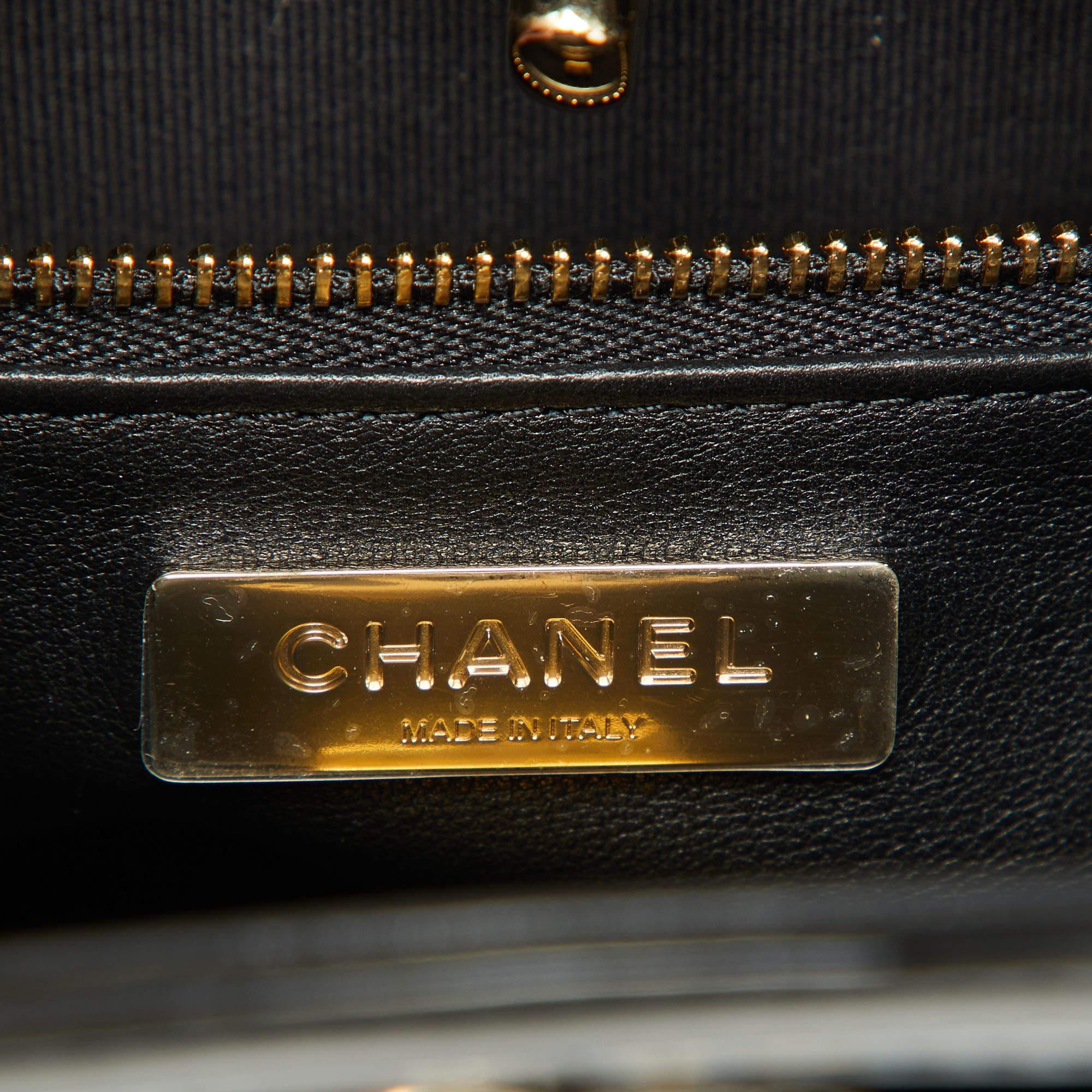 Chanel - Fourre-tout Mini 31 en cuir verni matelassé noir/bordeaux en vente 8