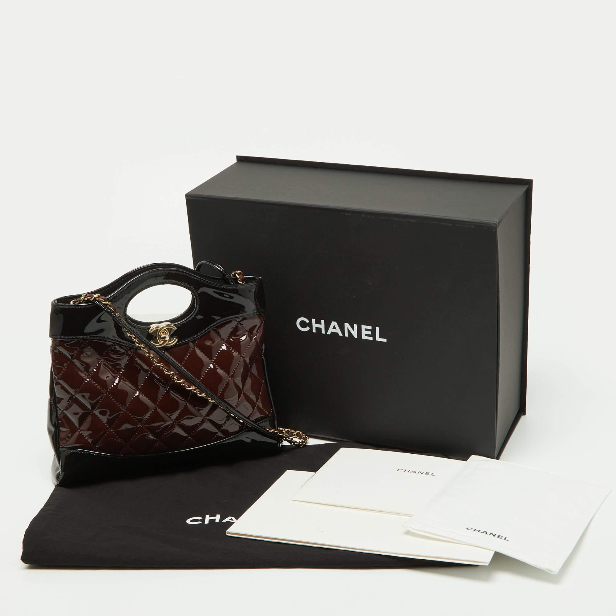 Chanel - Fourre-tout Mini 31 en cuir verni matelassé noir/bordeaux en vente 4