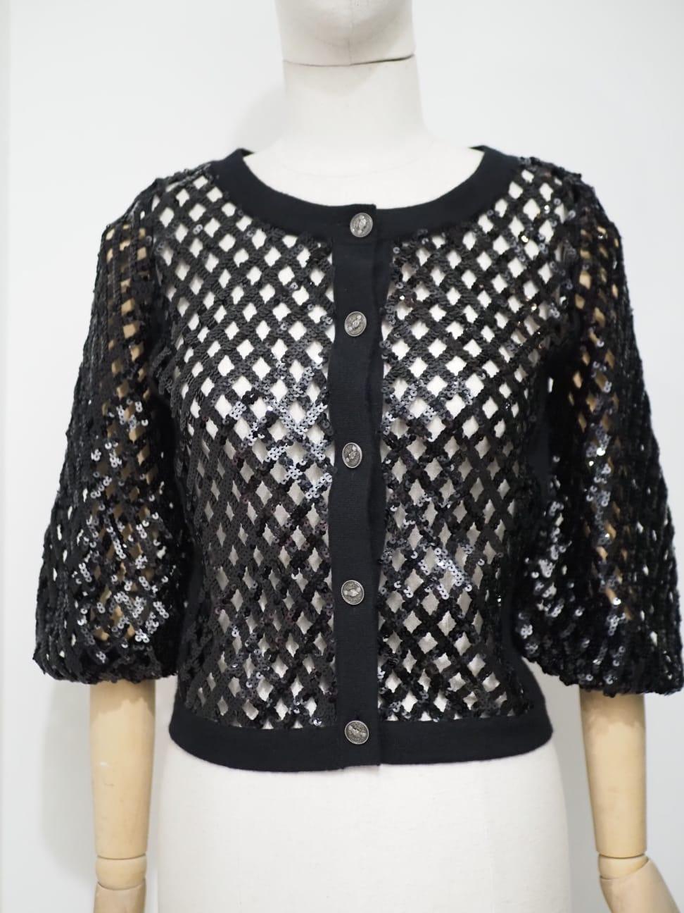 Cardigan noir en cachemire et paillettes de Chanel en vente 1