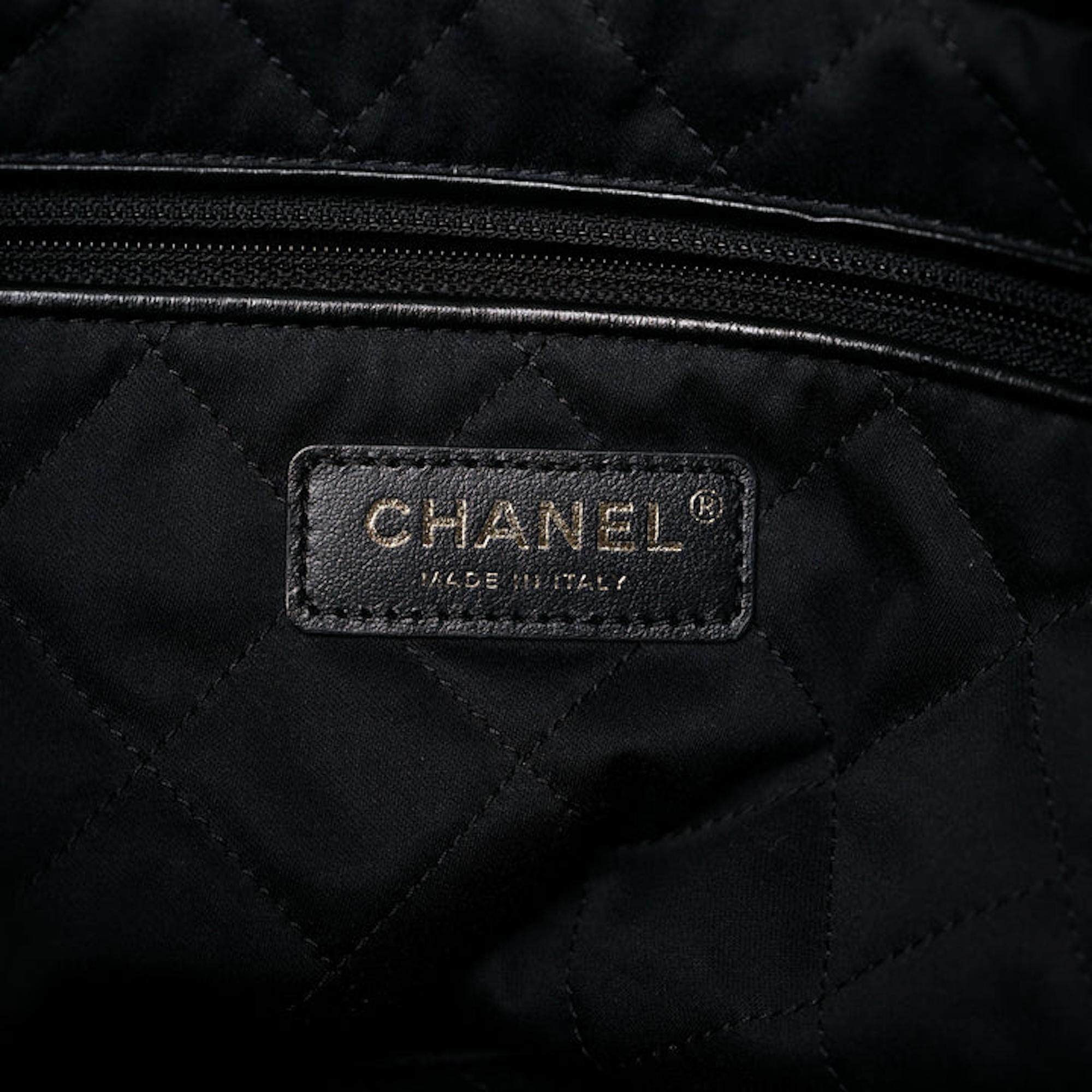 Chanel Schwarze Chanel 22 Tasche aus Kalbsleder mit Kordelzug Medium im Angebot 4