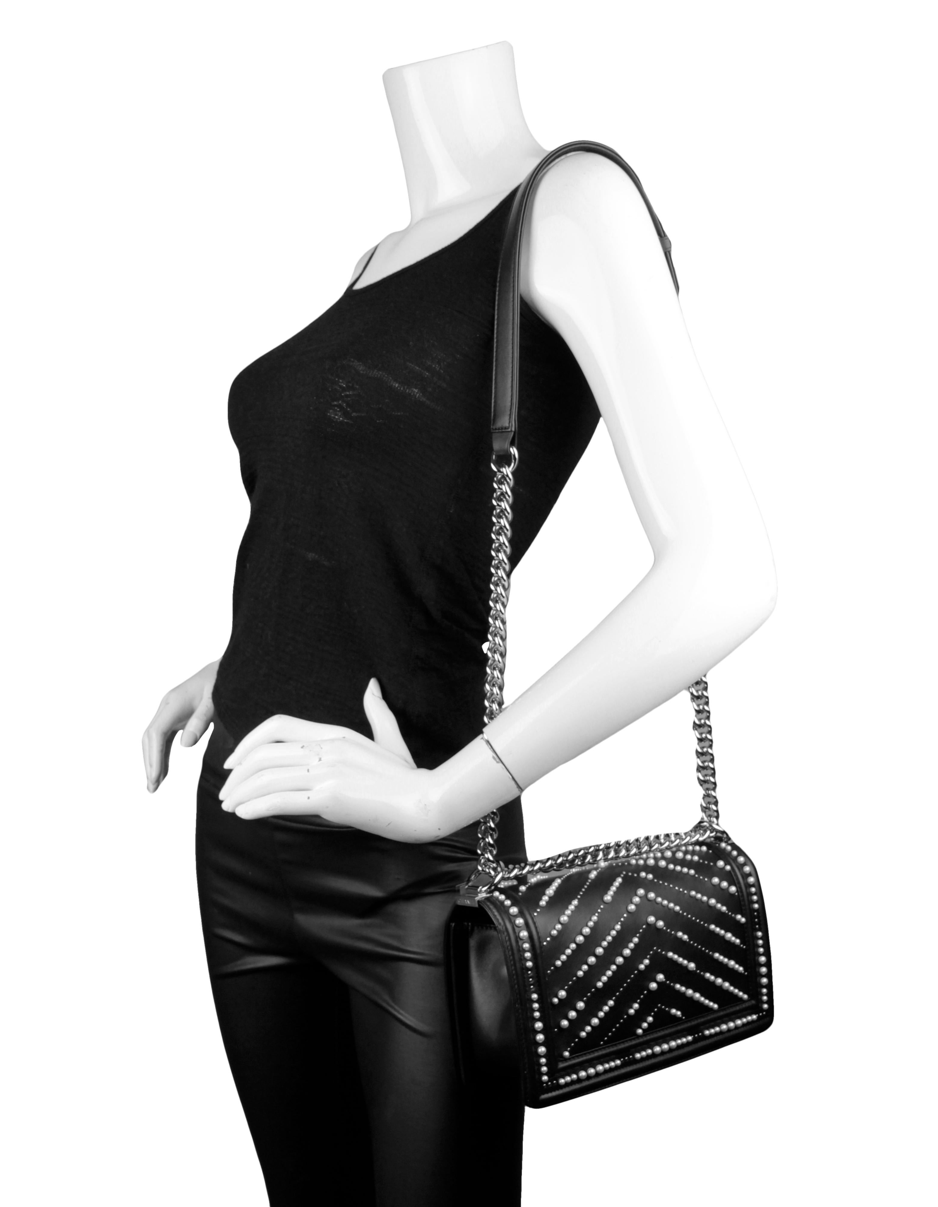 Chanel Schwarze Kalbsleder Chevron Pearl Boy Bag. Mit Kunstperlen und Metallnieten in einem Chevron-Muster.  
Hergestellt in: Italien
Produktionsjahr: 2019
Farbe: Schwarz
Hardware: Silvertone
MATERIALIEN: Kalbsleder mit Kunstperlen
Innenfutter: Rosa