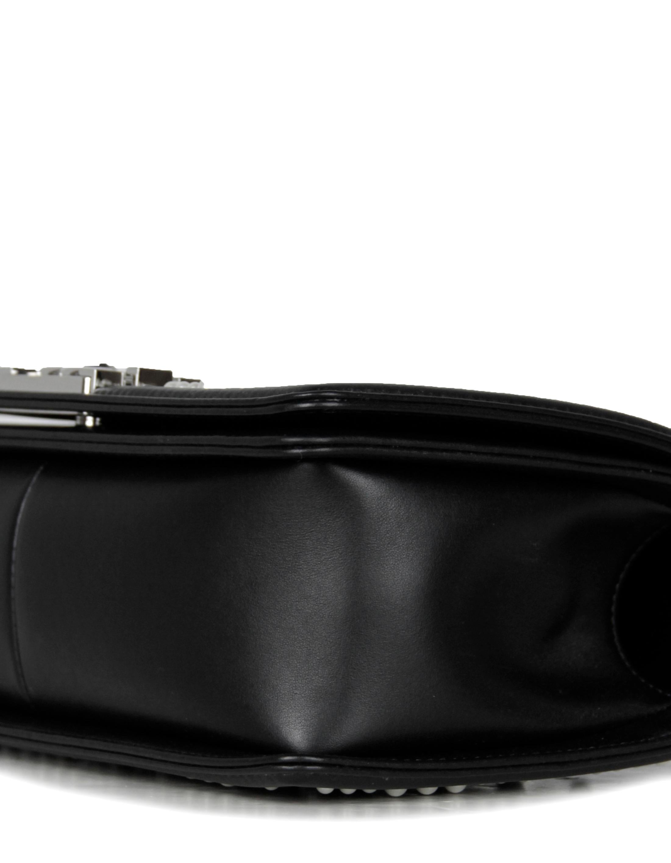 Chanel Chevron Perlen-boy-Tasche aus schwarzem Kalbsleder (Schwarz)