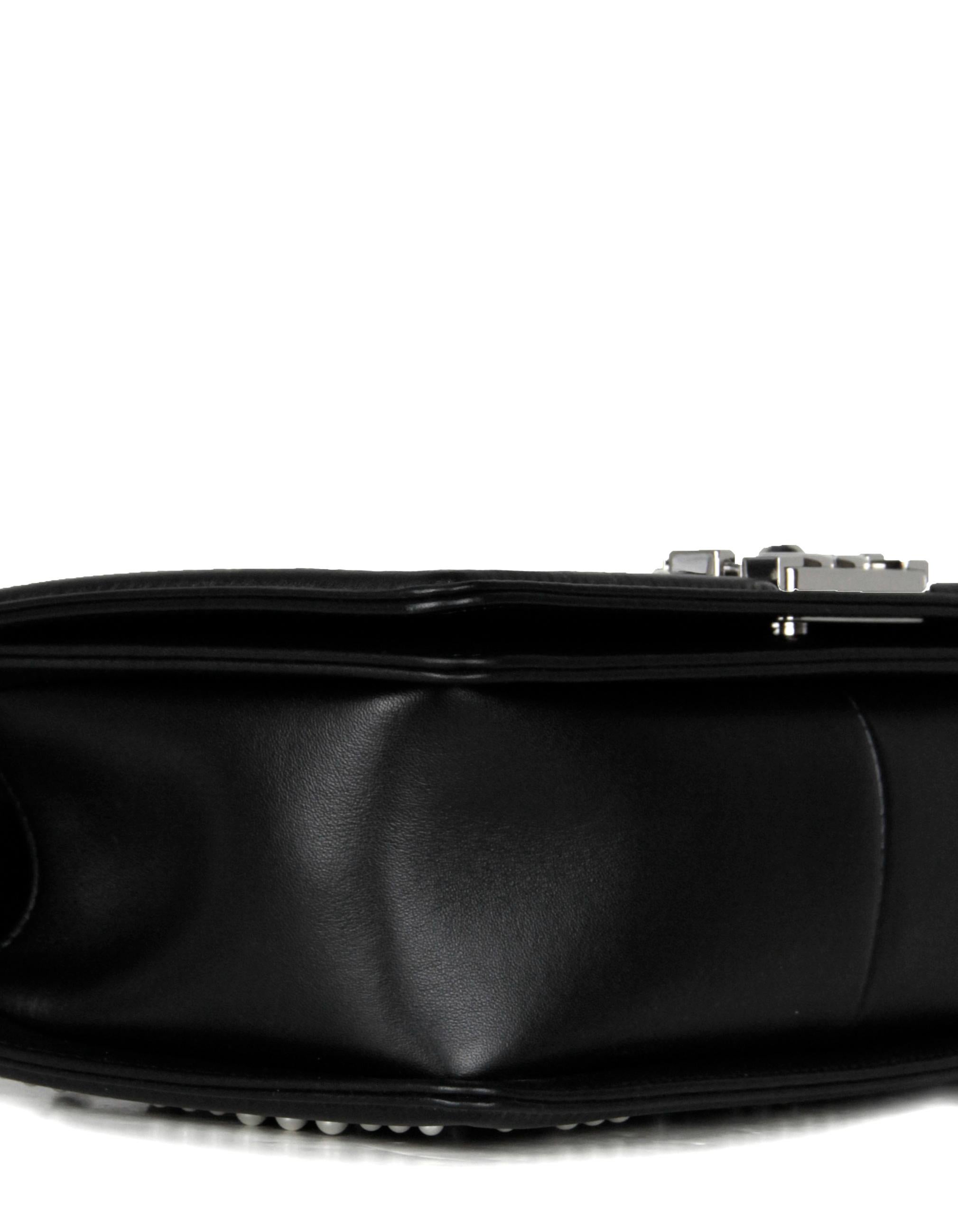 Chanel Chevron Perlen-boy-Tasche aus schwarzem Kalbsleder im Zustand „Hervorragend“ in New York, NY