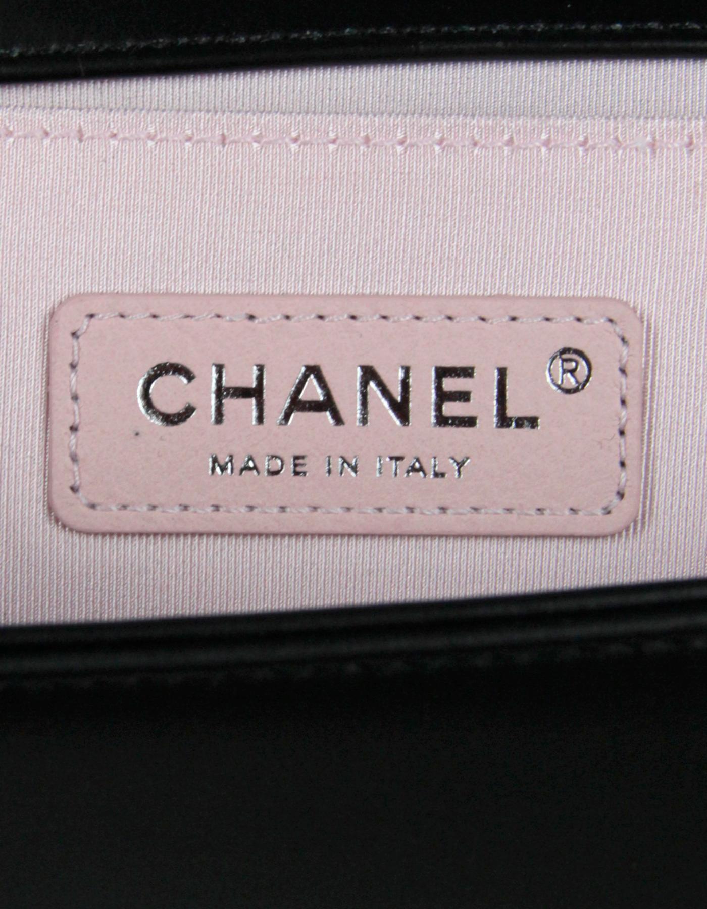 Chanel Chevron Perlen-boy-Tasche aus schwarzem Kalbsleder Damen