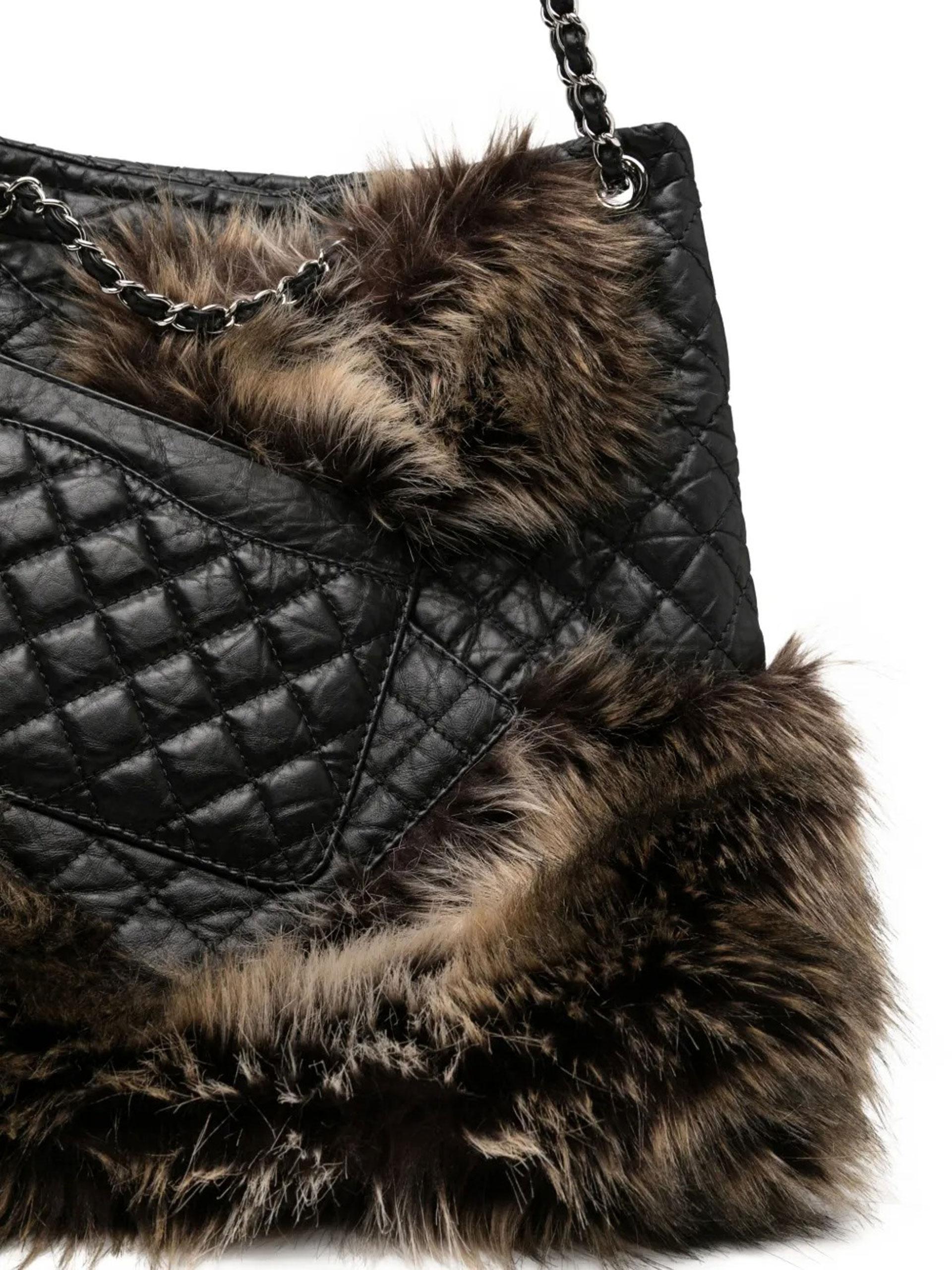 Chanel Black Calfskin Leather Faux Fur Spring Shoulder Tote Bag Bon état - En vente à Miami, FL