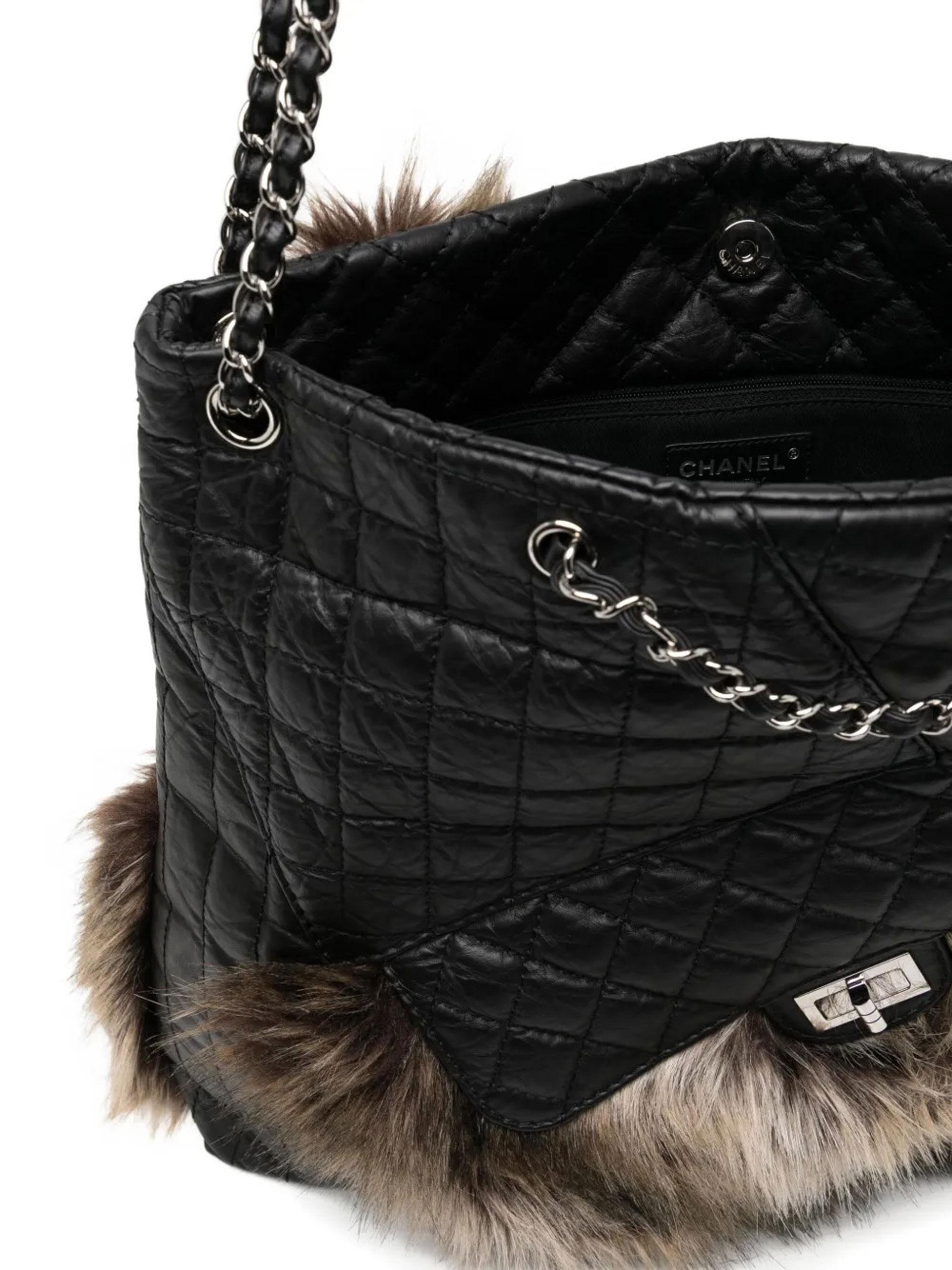 Chanel Black Calfskin Leather Faux Fur Spring Shoulder Tote Bag Unisexe en vente