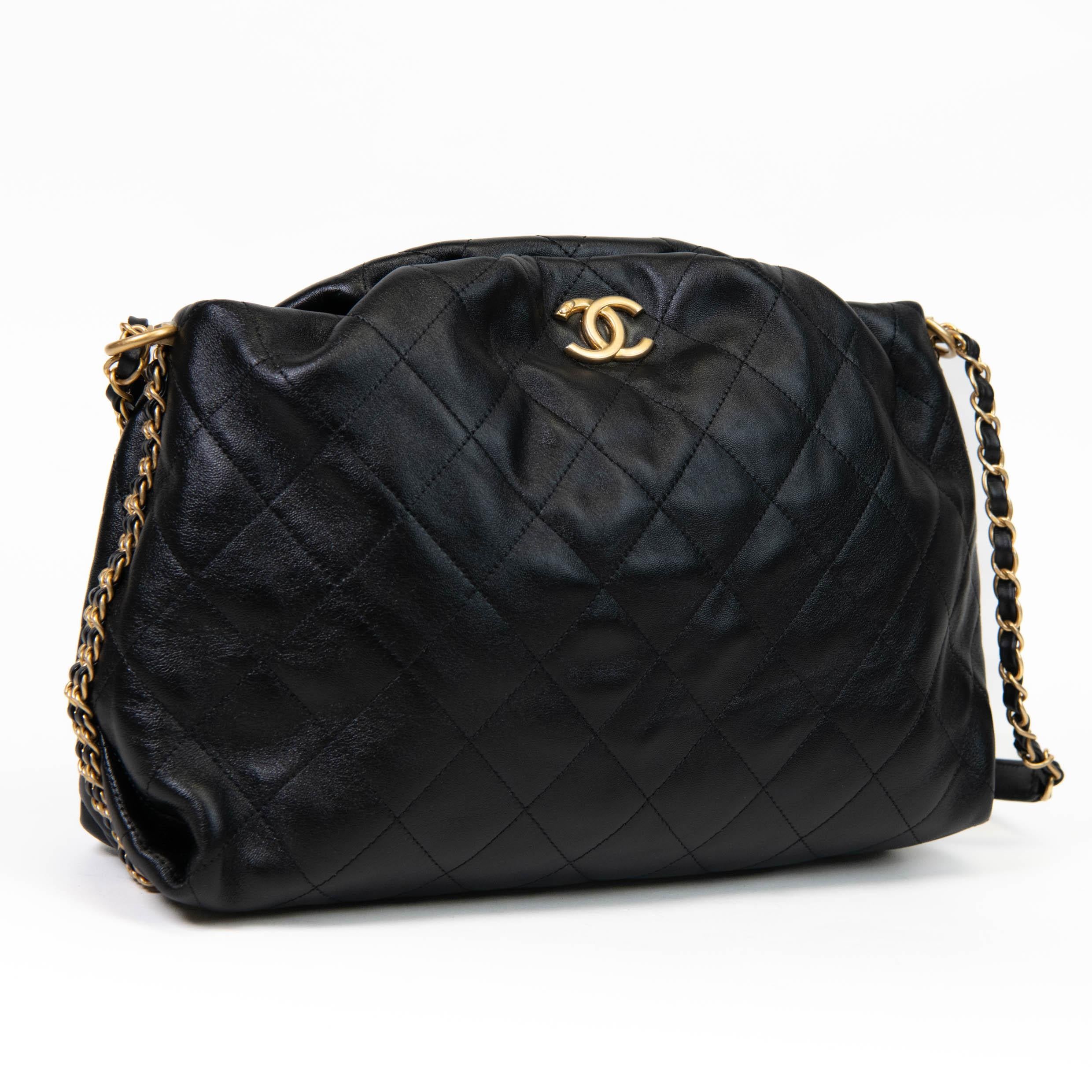 100% Authentic

This super chic tote is crafted of soft leather diamond-quilted leather in black. The bag features a leather threaded chain link shoulder strap and an aged gold Chanel CC logo on the front. The top zipper opens to a red fabric