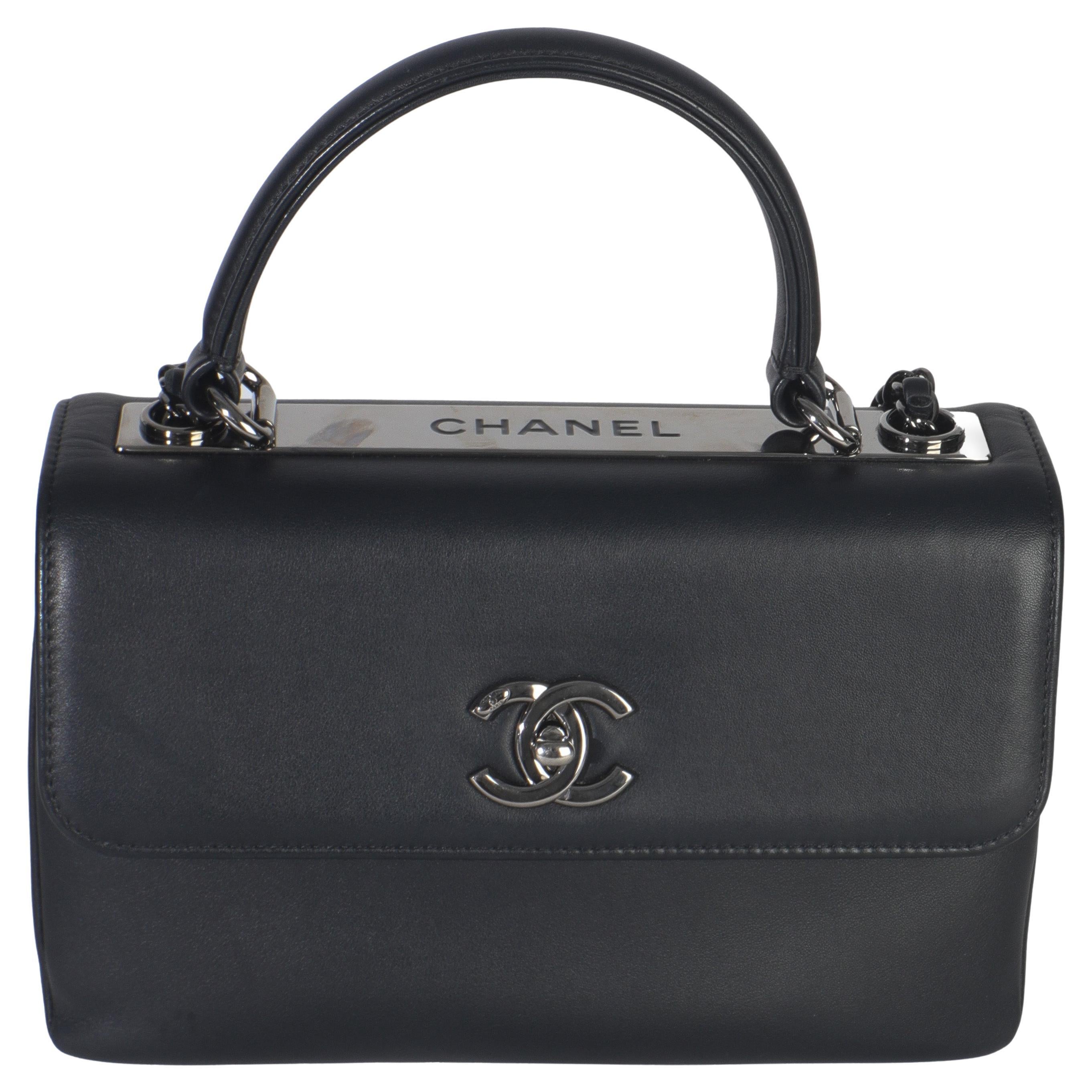 Chanel Borsa con patta in pelle di vitello nera liscia piccola e trendy CC in vendita