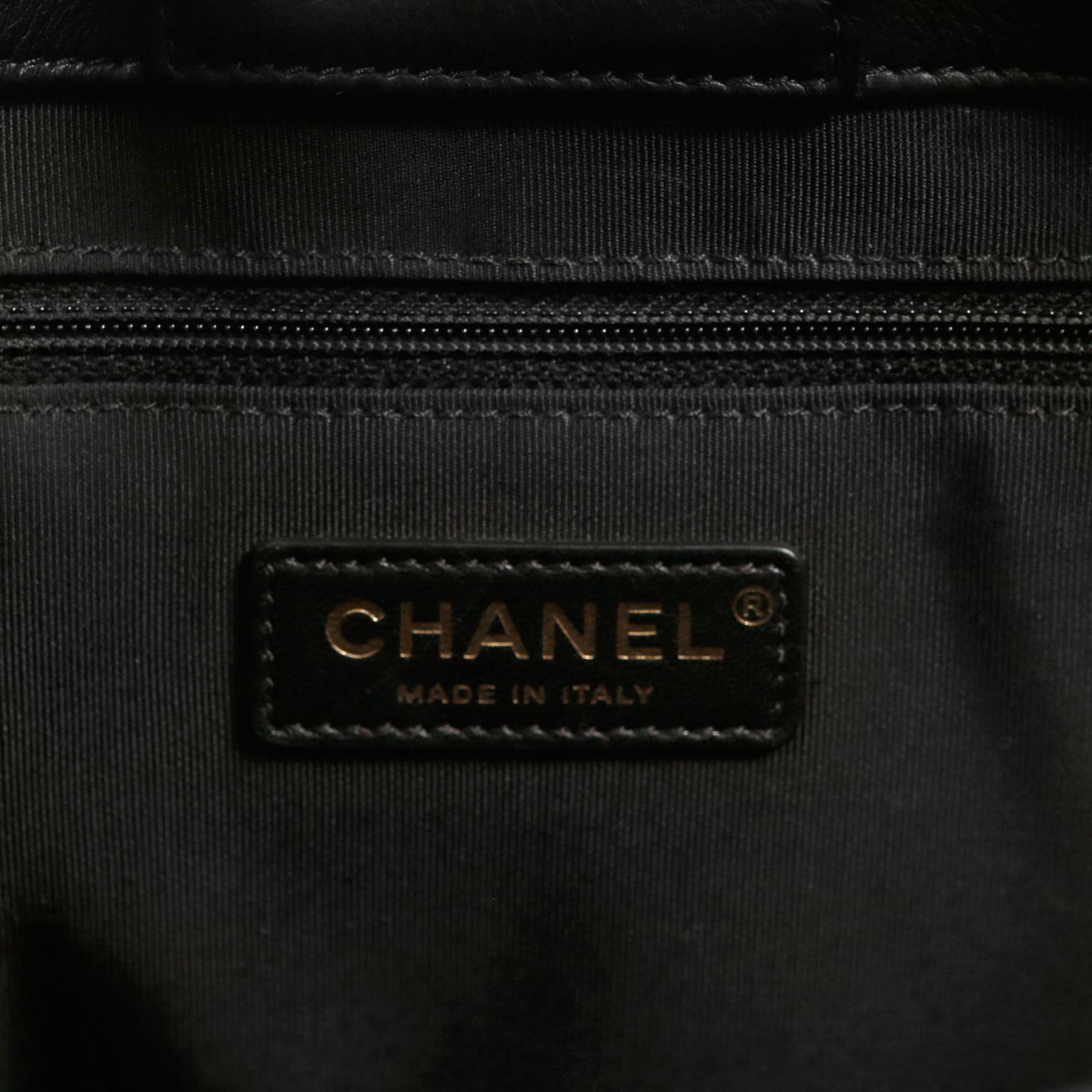 Chanel Chanel Tragetasche aus schwarzem Kalbsleder mit geraden Linien Damen