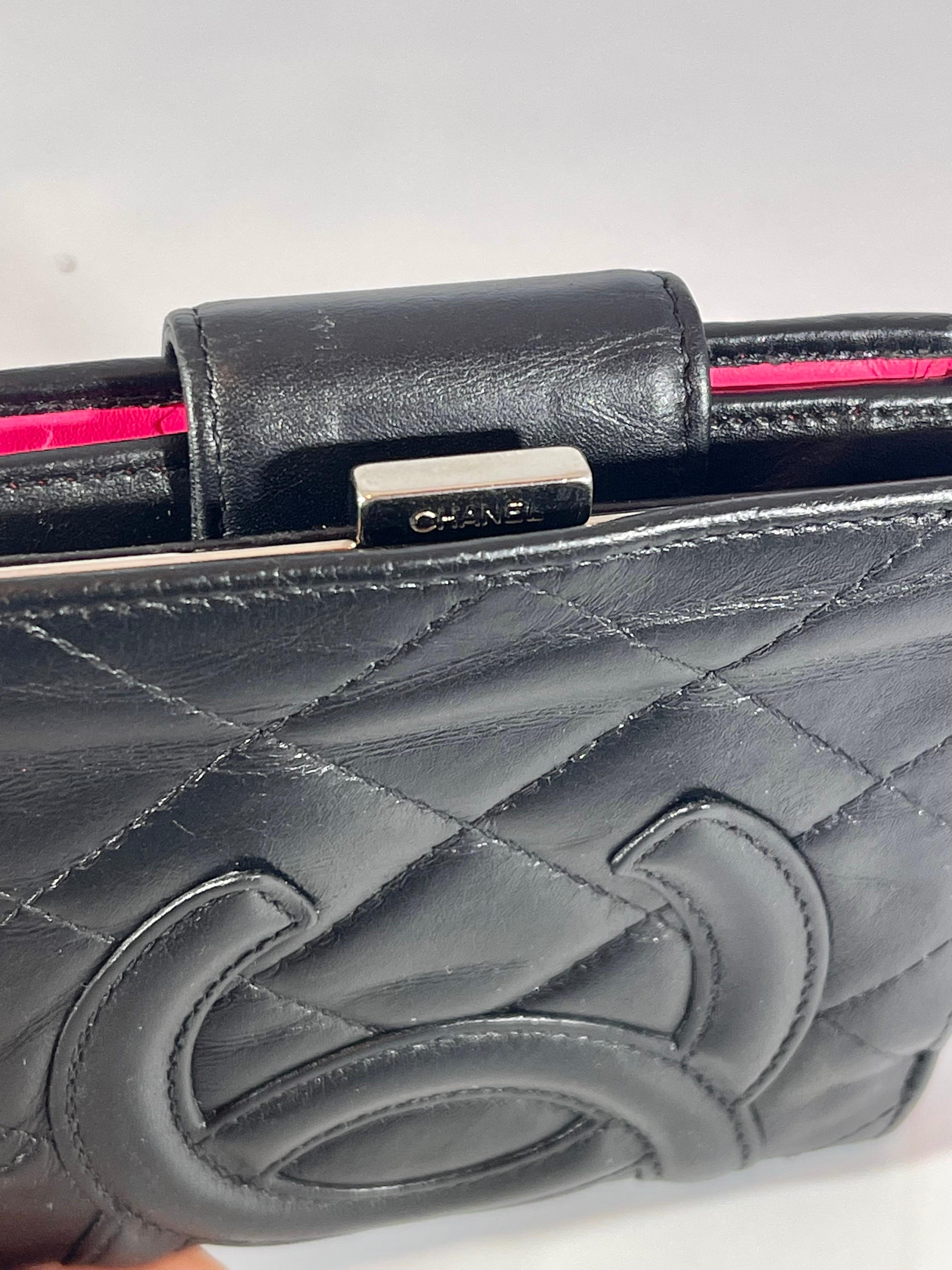  Portefeuille compact en cuir matelassé Cambon noir rose vif à l'intérieur Chanel  en vente 5