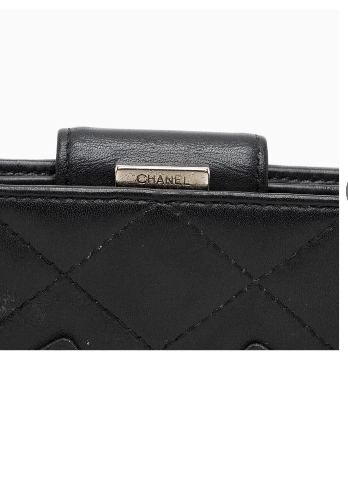 Noir  Portefeuille compact en cuir matelassé Cambon noir rose vif à l'intérieur Chanel  en vente