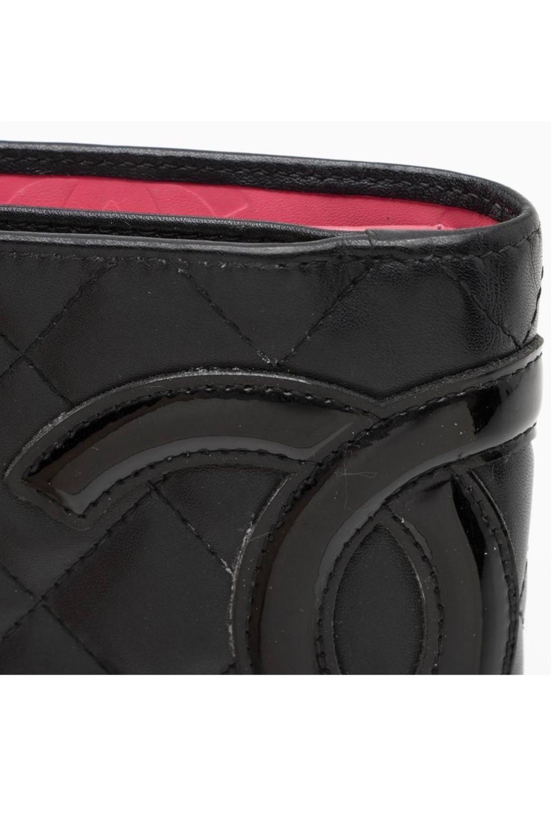  Portefeuille compact en cuir matelassé Cambon noir rose vif à l'intérieur Chanel  Excellent état - En vente à New York, NY