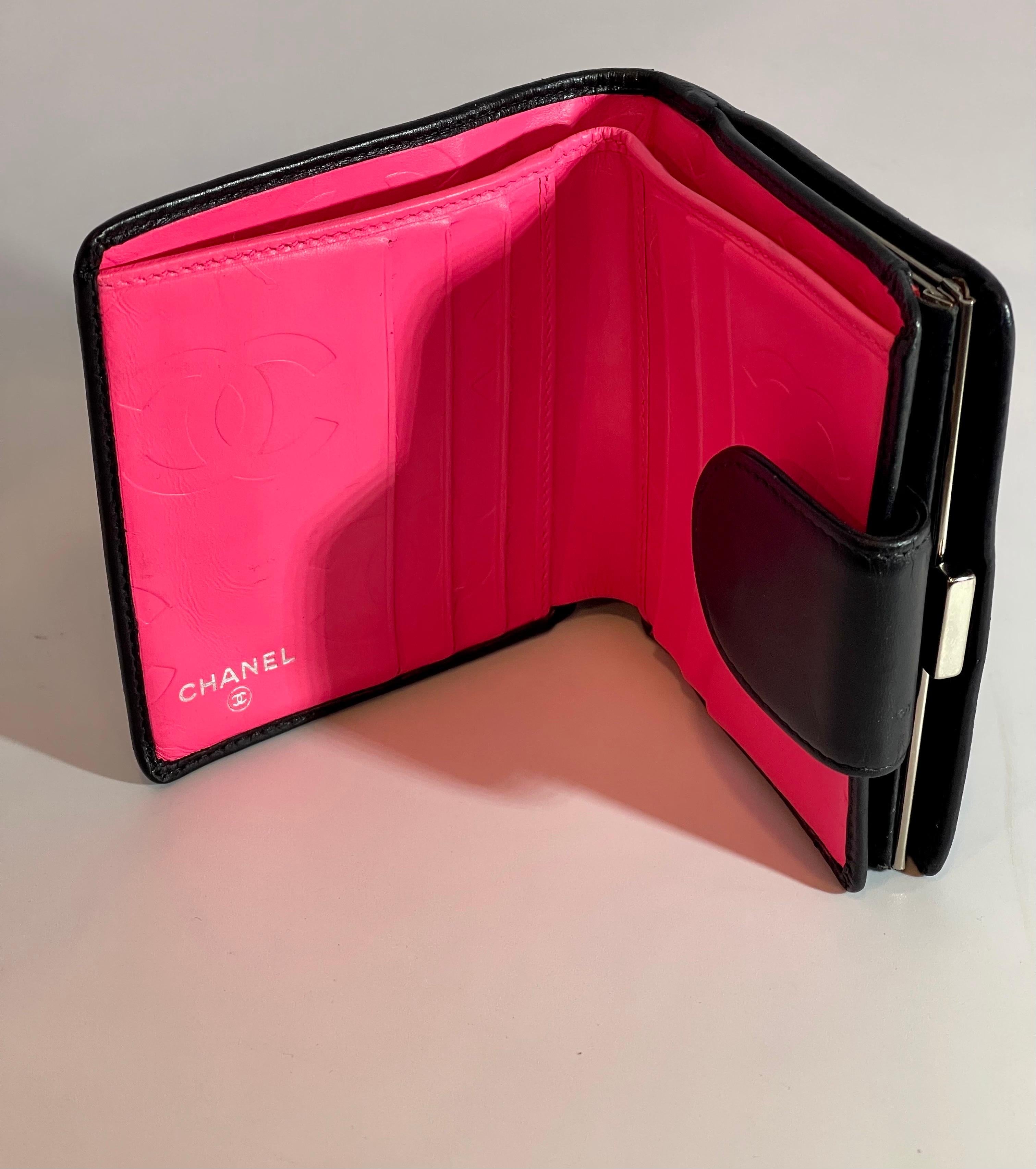  Portefeuille compact en cuir matelassé Cambon noir rose vif à l'intérieur Chanel  en vente 1