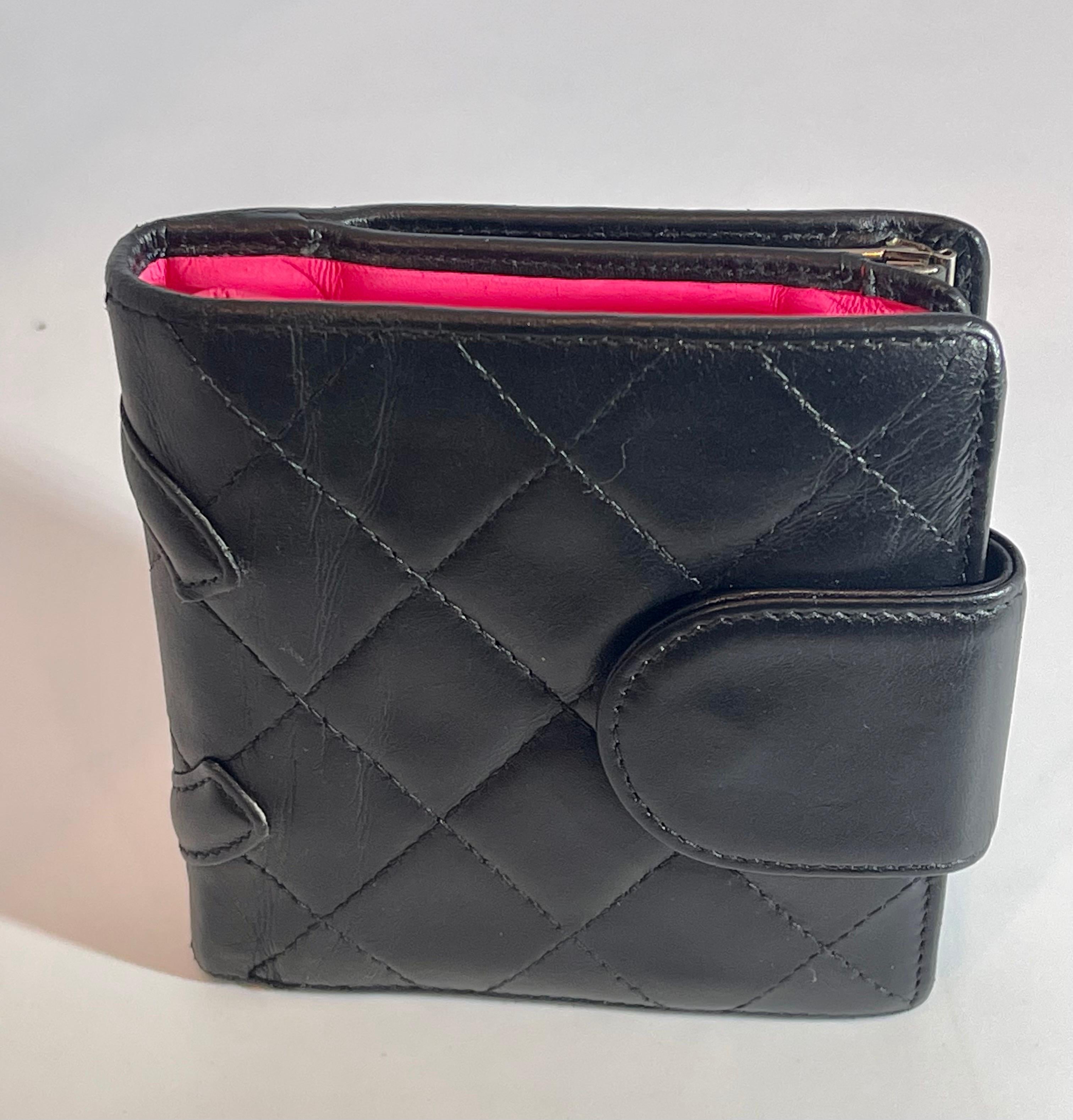  Portefeuille compact en cuir matelassé Cambon noir rose vif à l'intérieur Chanel  en vente 2