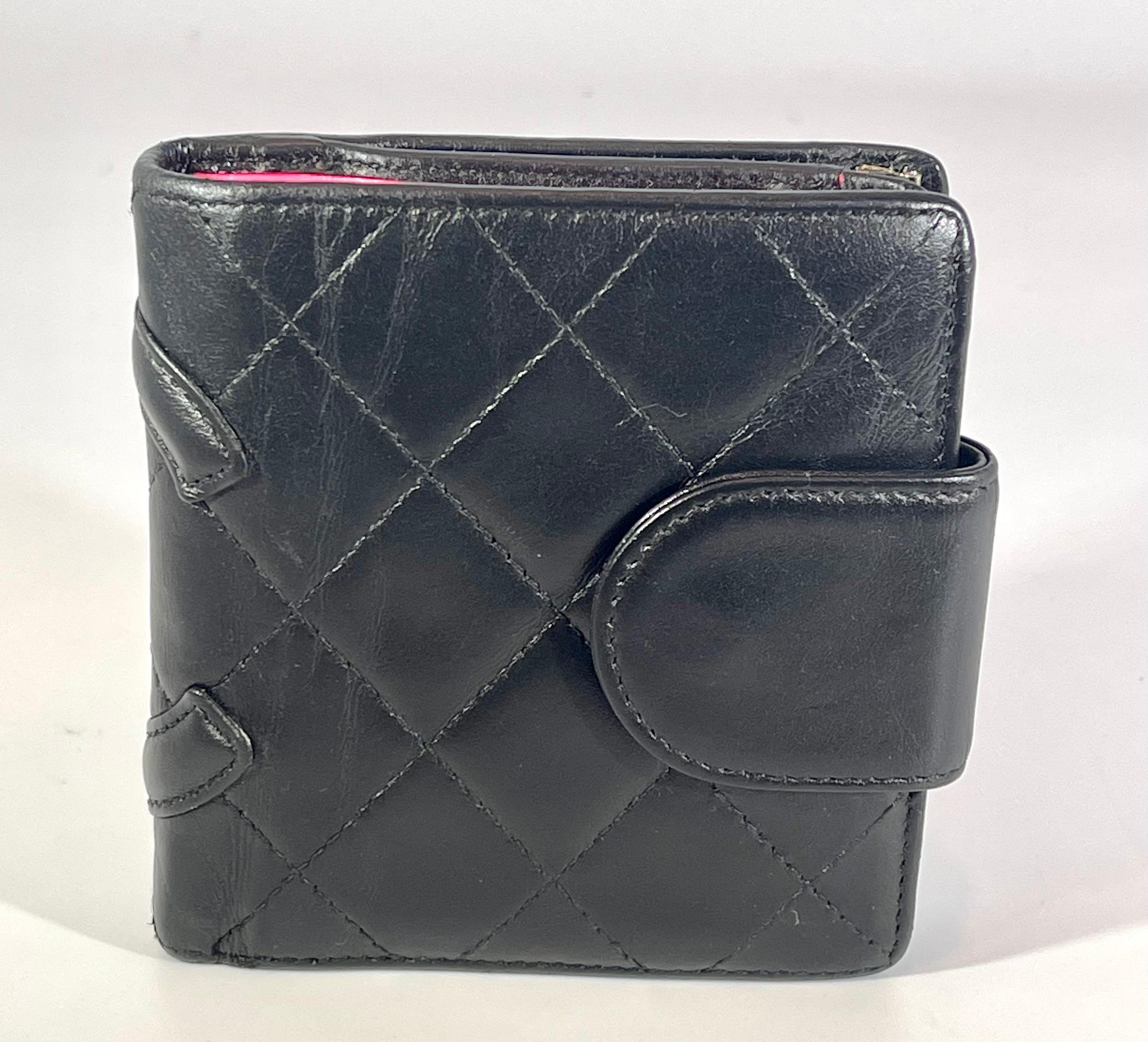  Portefeuille compact en cuir matelassé Cambon noir rose vif à l'intérieur Chanel  en vente 4