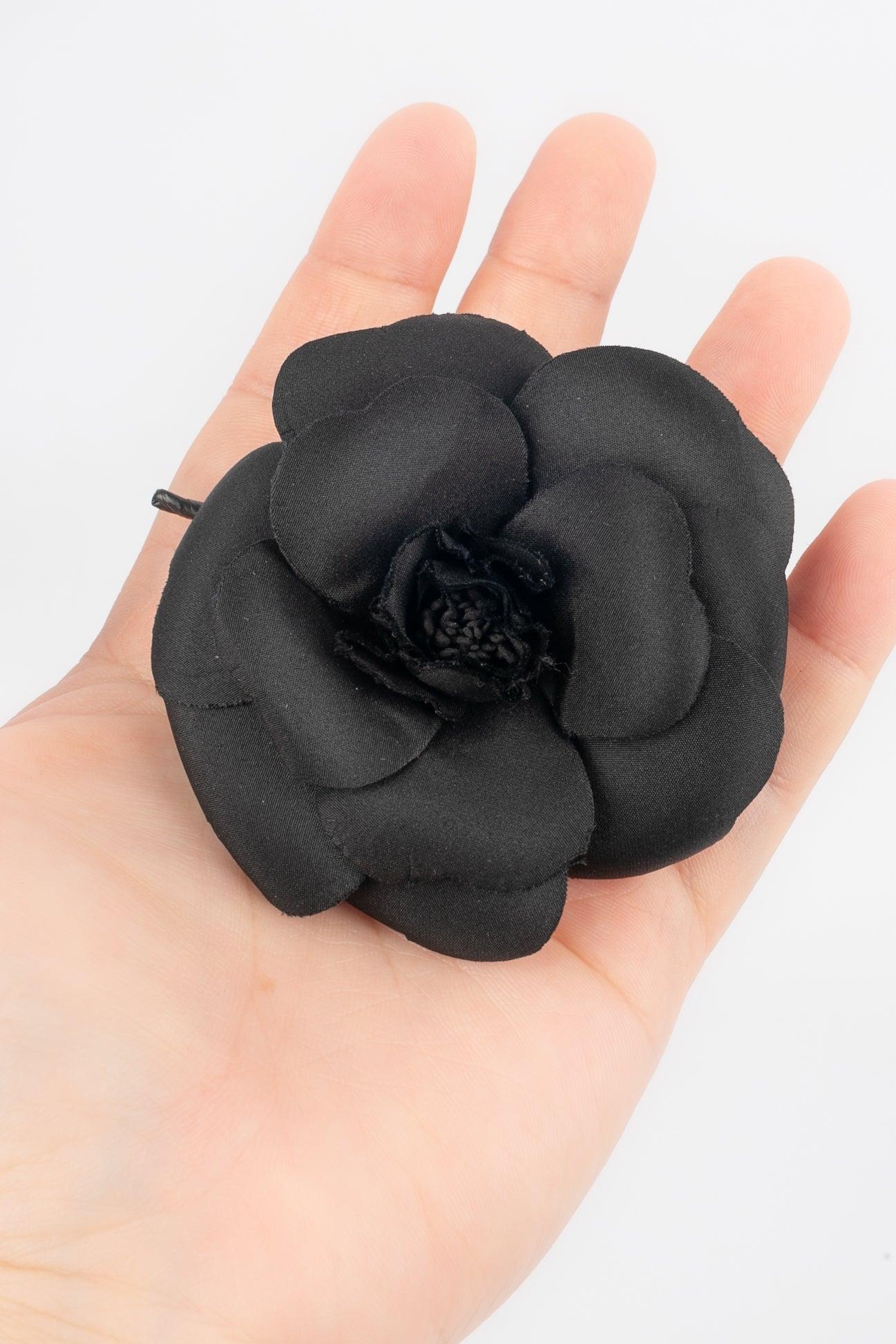 Chanel - (Made in France) Black camellia brooch.
 
 Additional information: 
 Condition: Good condition
 Dimensions: Diameter: 7 cm
 
 Seller Reference: BRB140