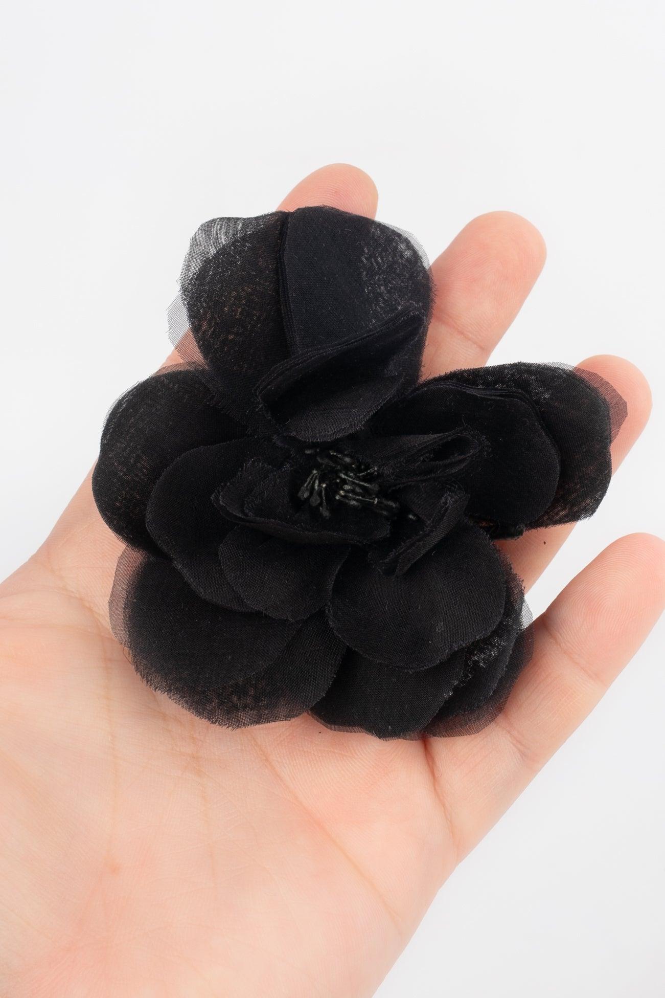 Chanel - Black camellia brooch. Not signed jewelry.
 
 Additional information: 
 Condition: Good condition
 Dimensions: Height: 9 cm
 
 Seller Reference: BRB127