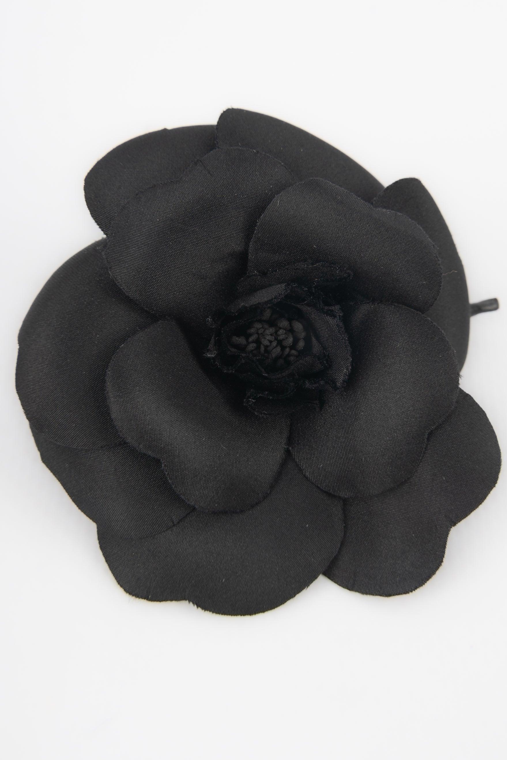 Chanel Black Camellia Brooch  In Good Condition For Sale In SAINT-OUEN-SUR-SEINE, FR