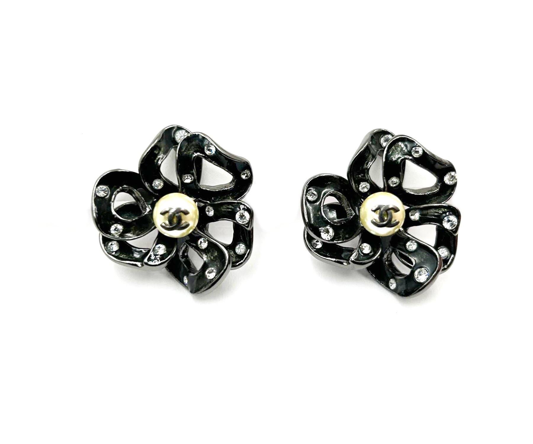 Chanel Black Camellia Crystal Pearl Large Clip on Earrings

*Marked 03 ( Missing one hallmark)
*Made in France
*Comes with the original dustbag

-It is approximately 1.25