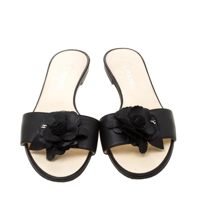 Chanel Black Camellia Embellished Leather Slide Size 39 In Good Condition In Dubai, Al Qouz 2