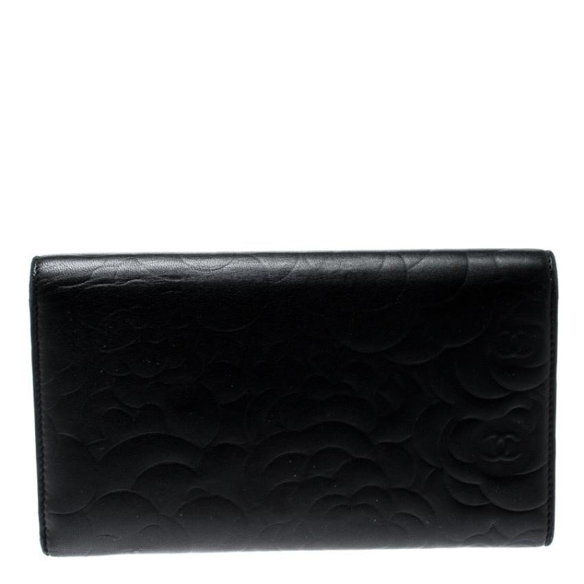 Simple and sophisticated, this Chanel wallet will be an amazing addition to your collection! Classy in black, it is crafted from leather and features the signature Camellia pattern embossed on the exterior. It flaunts the iconic CC logo in