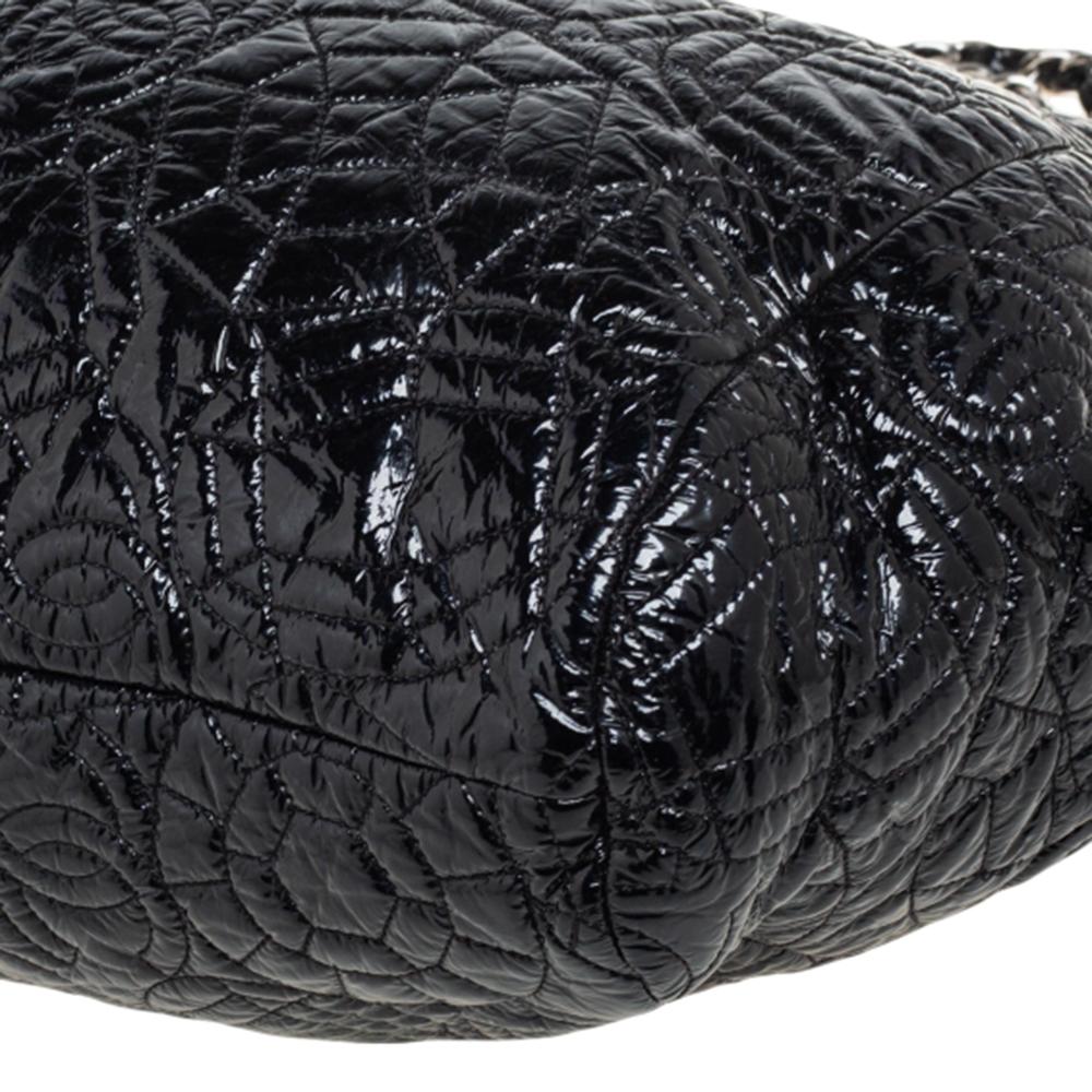 Chanel Chanel Schwarz Kamelie geprägtes Lack-Vinyl Akkordeon Hobo im Zustand „Gut“ in Dubai, Al Qouz 2
