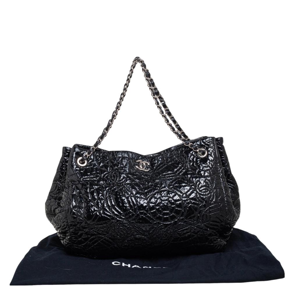 Chanel Chanel Schwarz Kamelie geprägtes Lack-Vinyl Akkordeon Hobo Damen