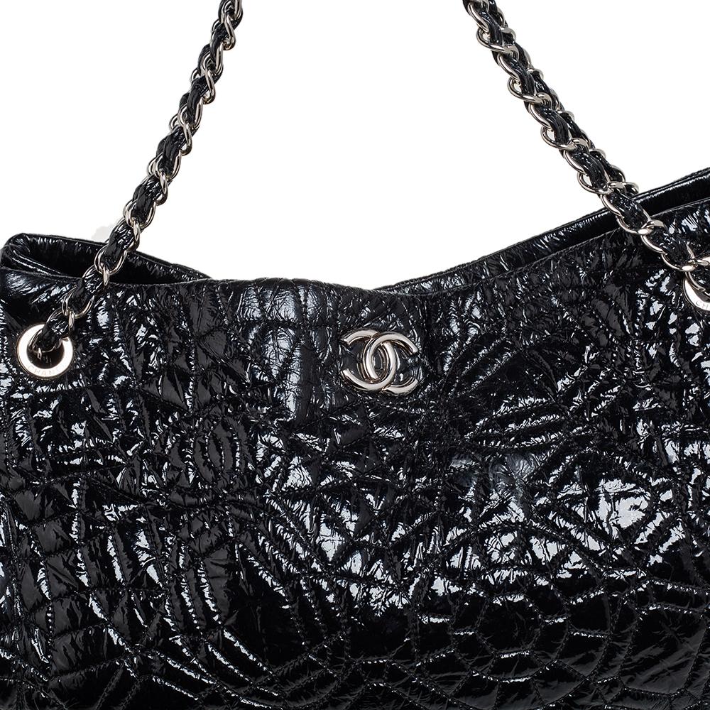 Chanel Chanel Schwarz Kamelie geprägtes Lack-Vinyl Akkordeon Hobo 1