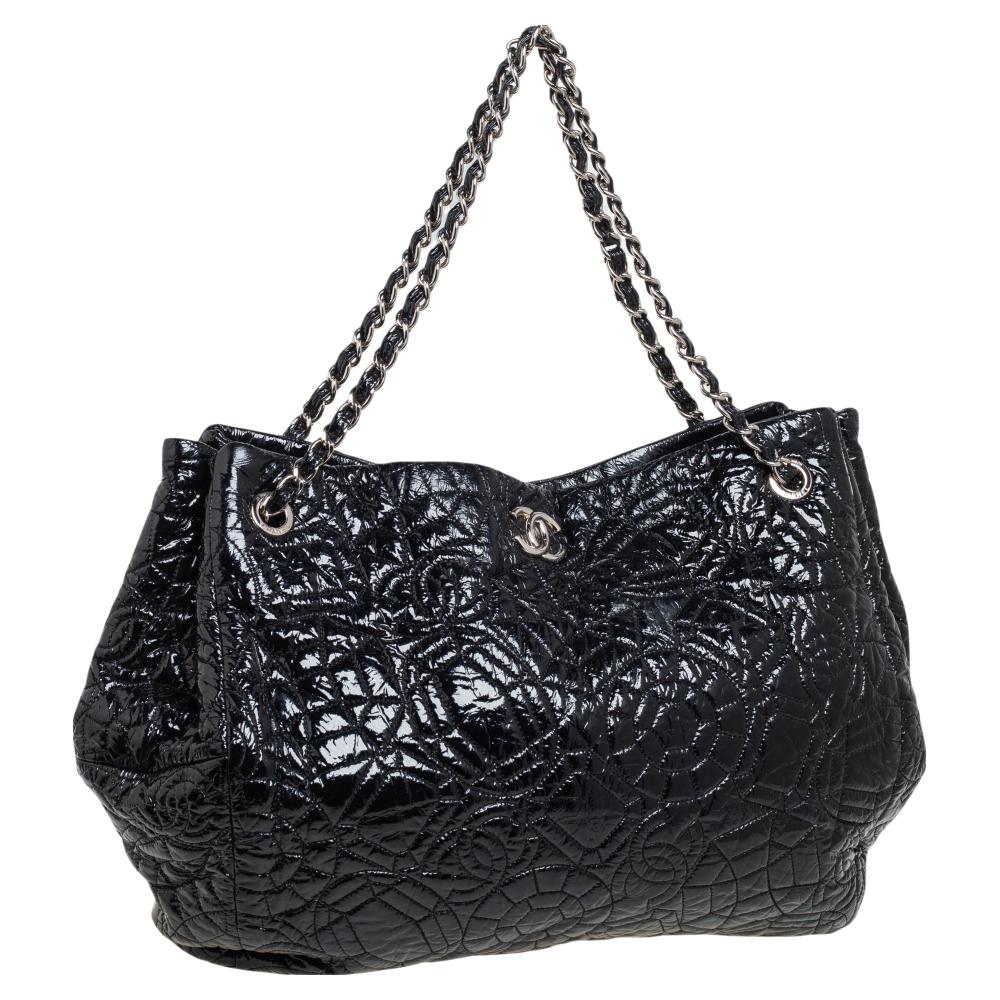 Chanel Chanel Schwarz Kamelie geprägtes Lack-Vinyl Akkordeon Hobo 2