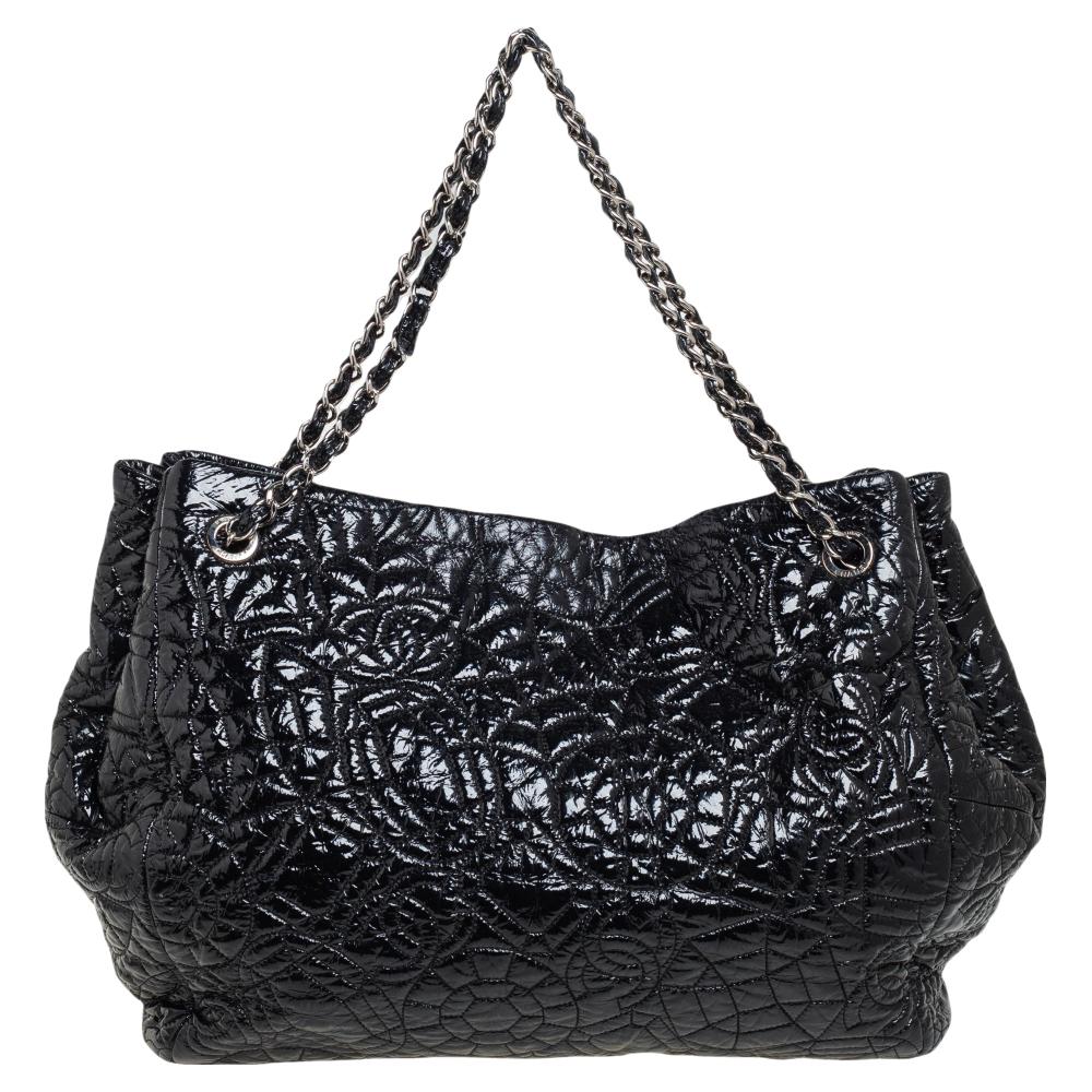 Chanel Chanel Schwarz Kamelie geprägtes Lack-Vinyl Akkordeon Hobo 3