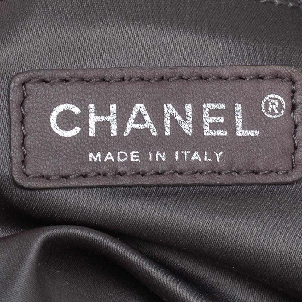 Chanel Chanel Schwarz Kamelie geprägtes Lack-Vinyl Akkordeon Hobo 4