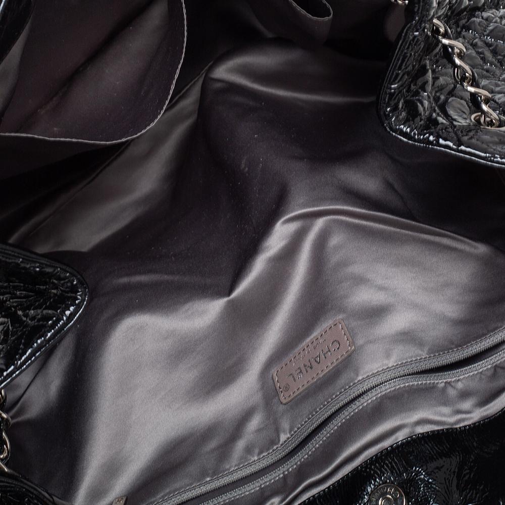 Chanel Chanel Schwarz Kamelie geprägtes Lack-Vinyl Akkordeon Hobo 5