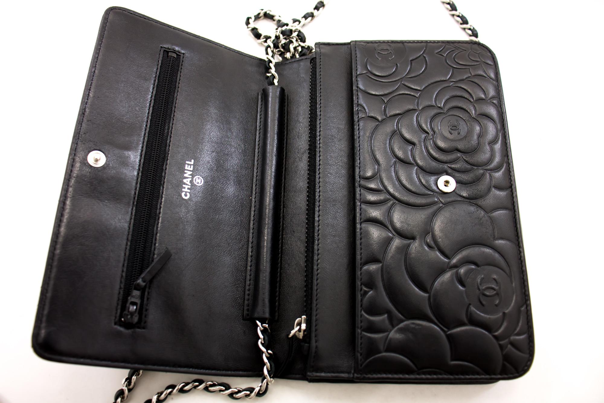 CHANEL Portafoglio WOC nero con camelia in rilievo su catena Borsa a tracolla in vendita 5