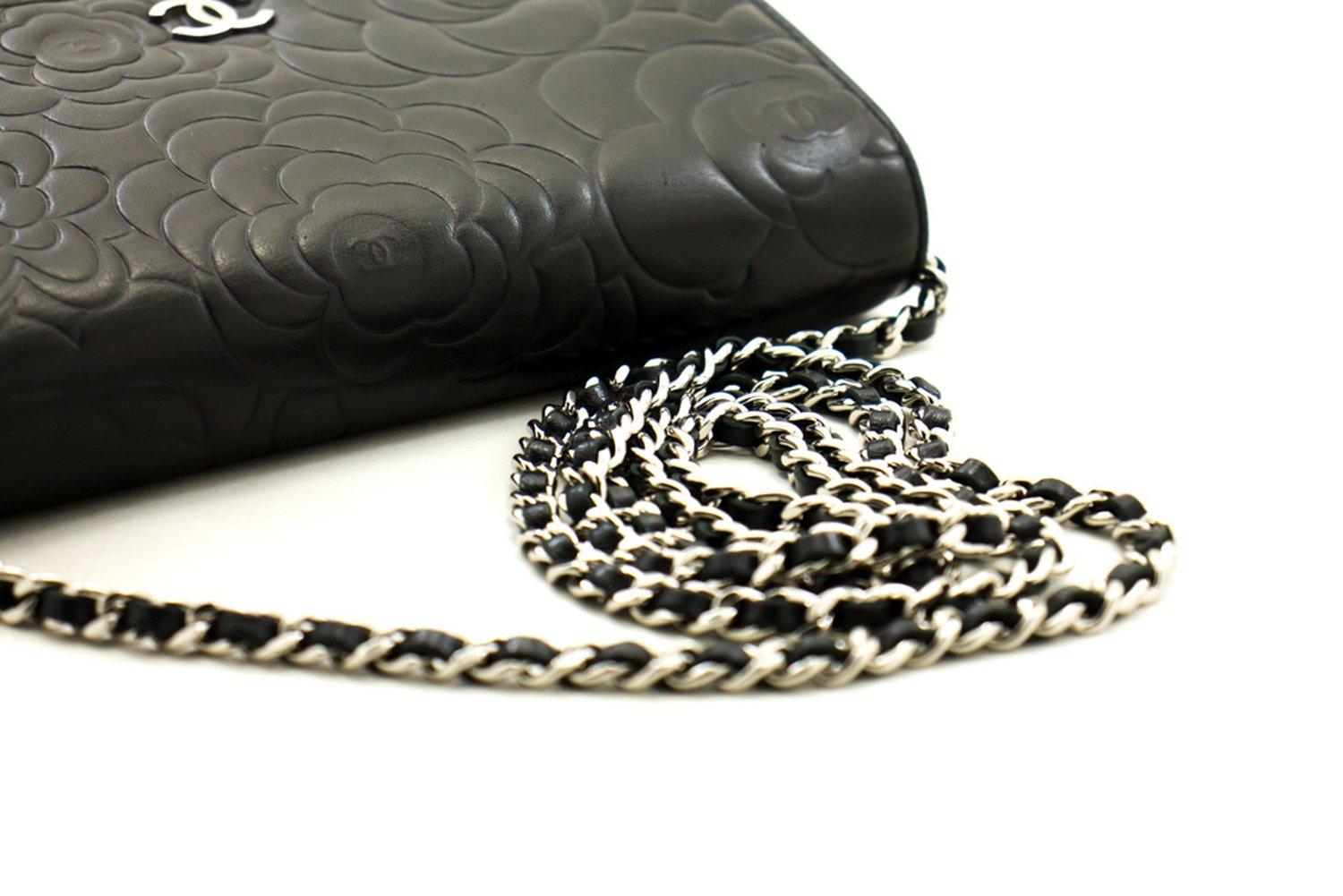 CHANEL Portafoglio WOC nero con camelia in rilievo su catena Borsa a tracolla in vendita 8