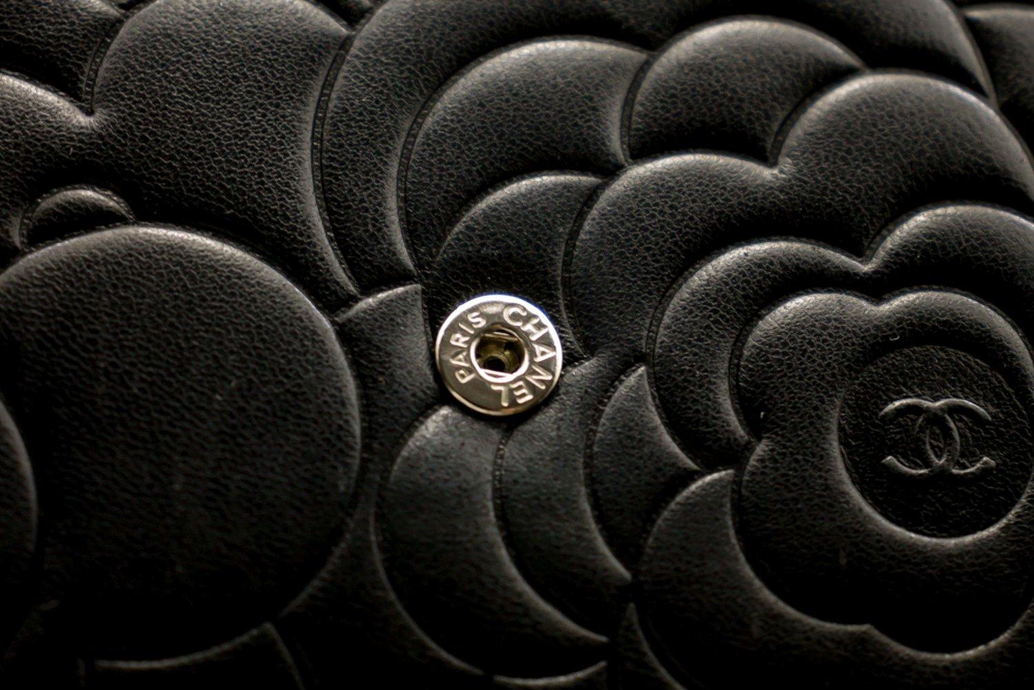 CHANEL Portafoglio WOC nero con camelia in rilievo su catena Borsa a tracolla in vendita 9