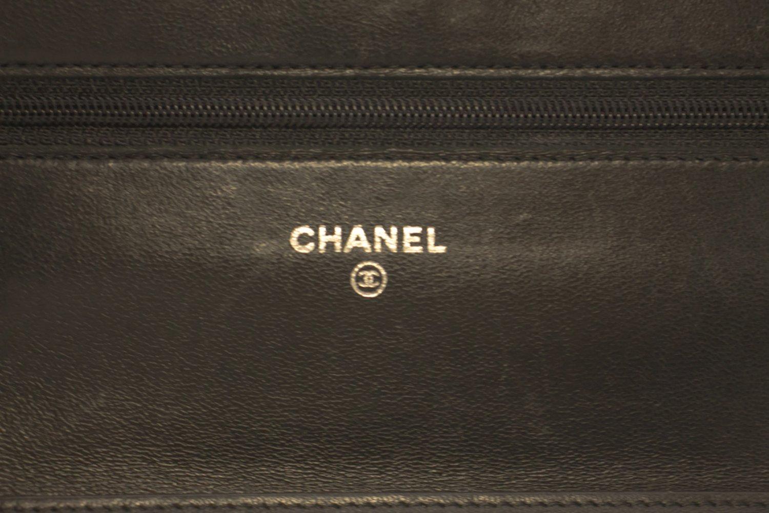 CHANEL Portafoglio WOC nero con camelia in rilievo su catena Borsa a tracolla in vendita 10
