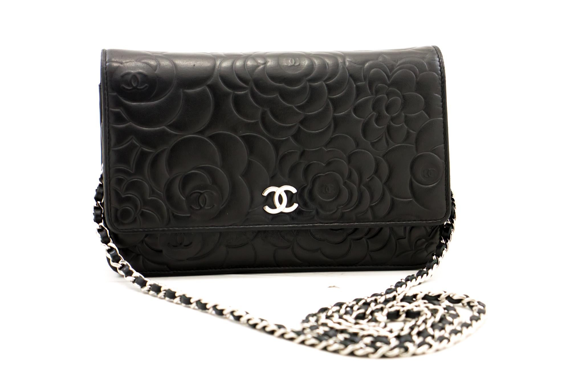 Un'autentica borsa a tracolla CHANEL Black Camellia Embossed Wallet On Chain WOC. Il colore è nero. Il materiale esterno è la pelle. Il modello è in rilievo. Questo articolo è contemporaneo. L'anno di produzione sarebbe il 2012.
Condizioni e