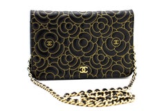 CHANEL Schwarz Kamelie geprägte WOC Brieftasche auf Kette Umhängetasche