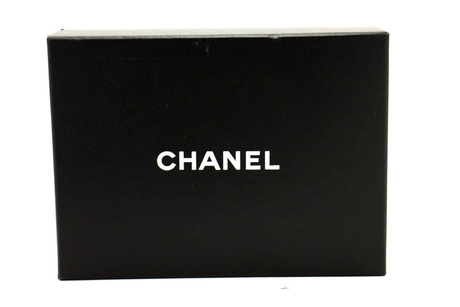 CHANEL Portafoglio WOC nero con camelia in rilievo su catena Borsa a tracolla in vendita 15