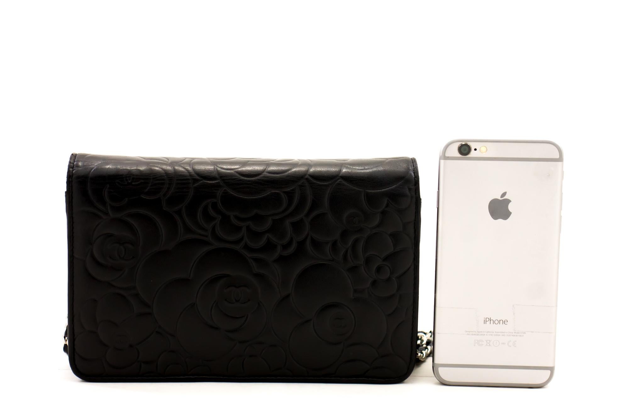 Nero CHANEL Portafoglio WOC nero con camelia in rilievo su catena Borsa a tracolla in vendita