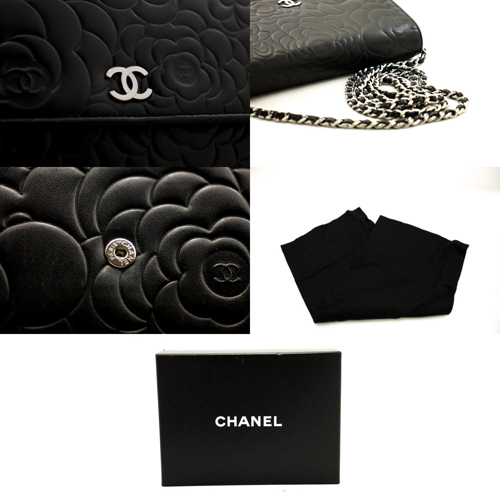 CHANEL Portafoglio WOC nero con camelia in rilievo su catena Borsa a tracolla in vendita 2