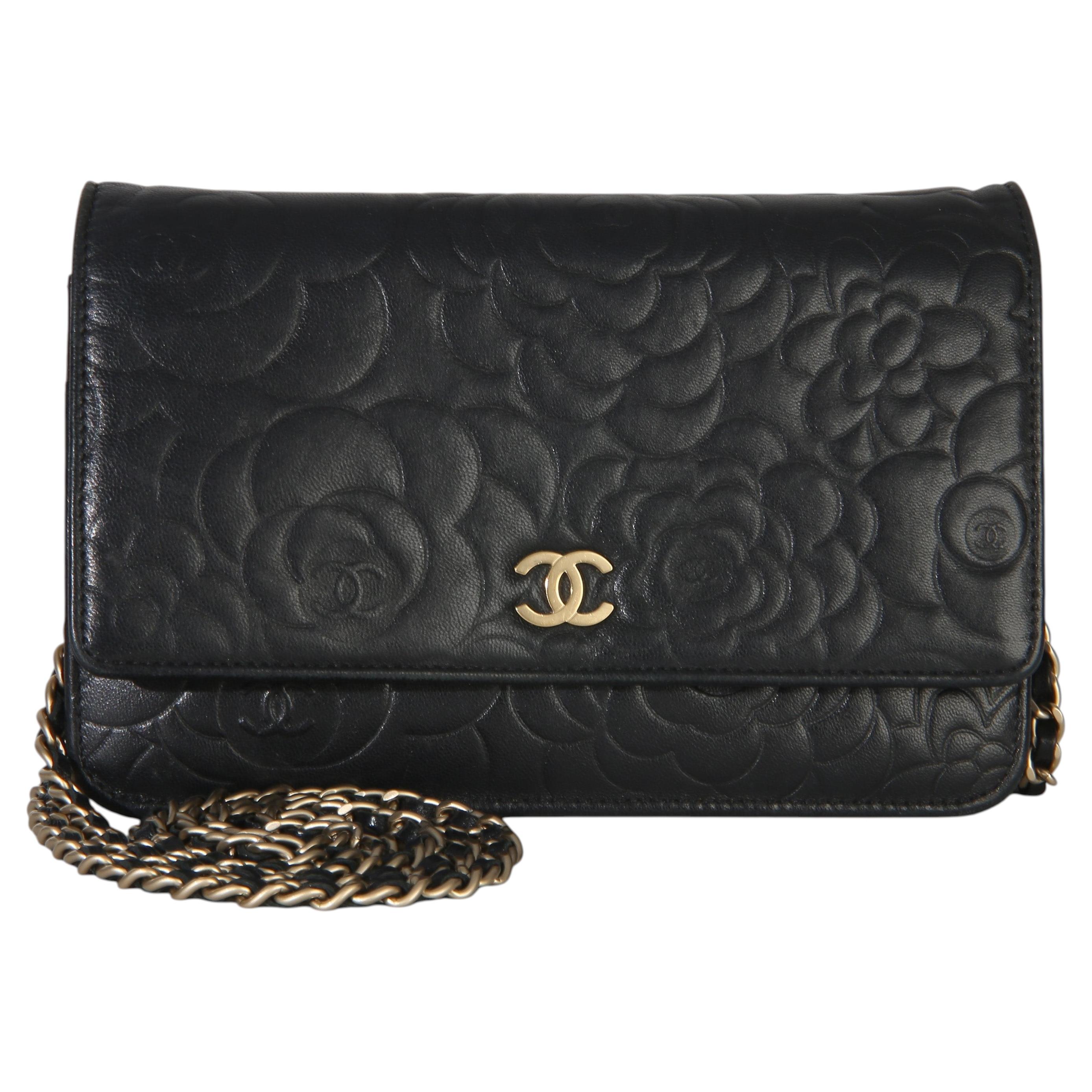 Chanel Geldbörse aus schwarzem Kamelien-Lammleder mit Kette im Angebot