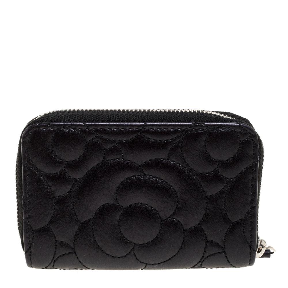 This coin purse from Chanel is made from Camellia-quilted leather. In a black shade, with fine stitching that blends into the grand finish, the case is secured with a zipper and finished with the CC logo. A classic luxury