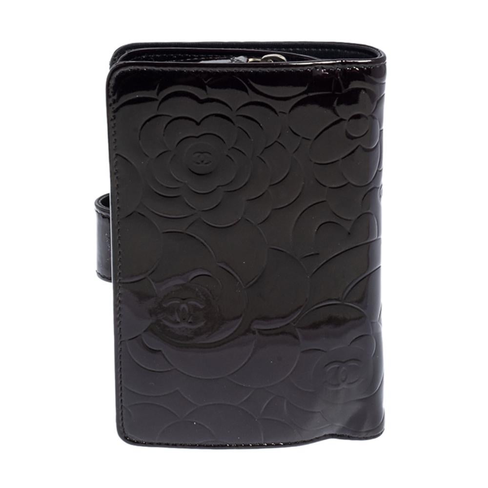 This L-Zip Pocket wallet from Chanel is a masterpiece. Crafted from Camellia-embossed patent leather, it has a flap tab closure the has the CC logo. The wallet opens to multiple card slots and pockets for you to neatly organize your essentials. It