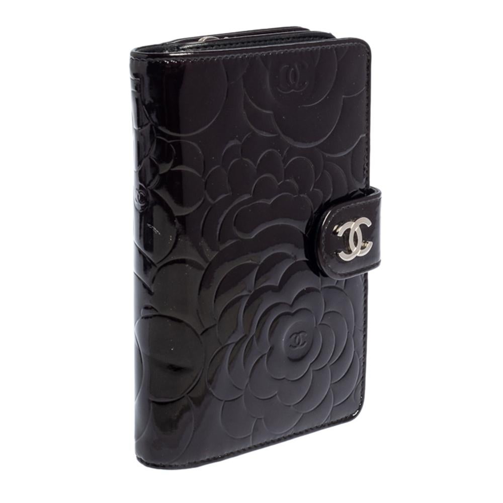 Chanel Black Camellia Patent Leather L-Zip Pocket Wallet In Good Condition In Dubai, Al Qouz 2